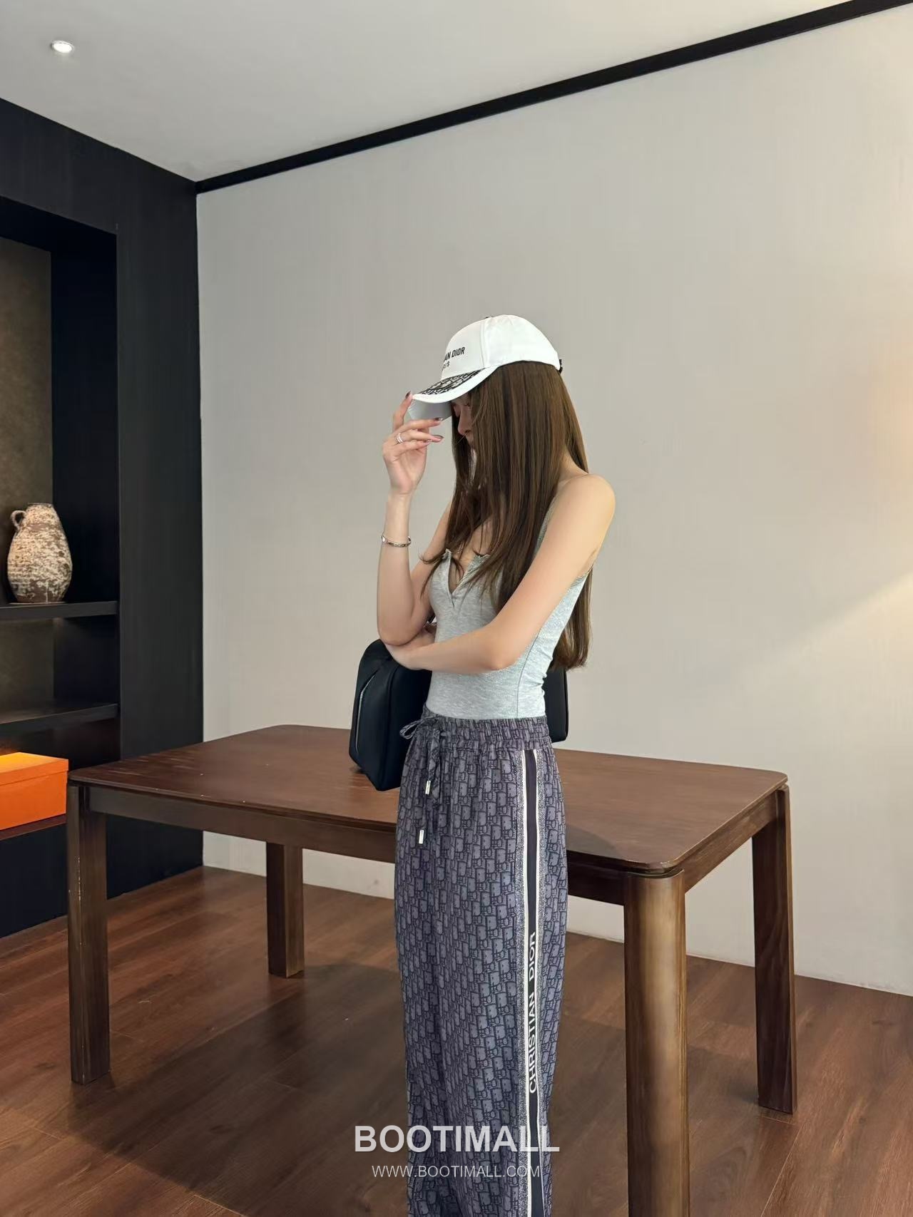 루이비통 2026SS 기능성 패브릭 모노그램 올오버 로고밴딩 루즈핏 롱팬츠 Louis Vuitton 2026 SS Functional Fabric Monogram All Over Logo Elastic Waist Loose Fit Long Pants 2