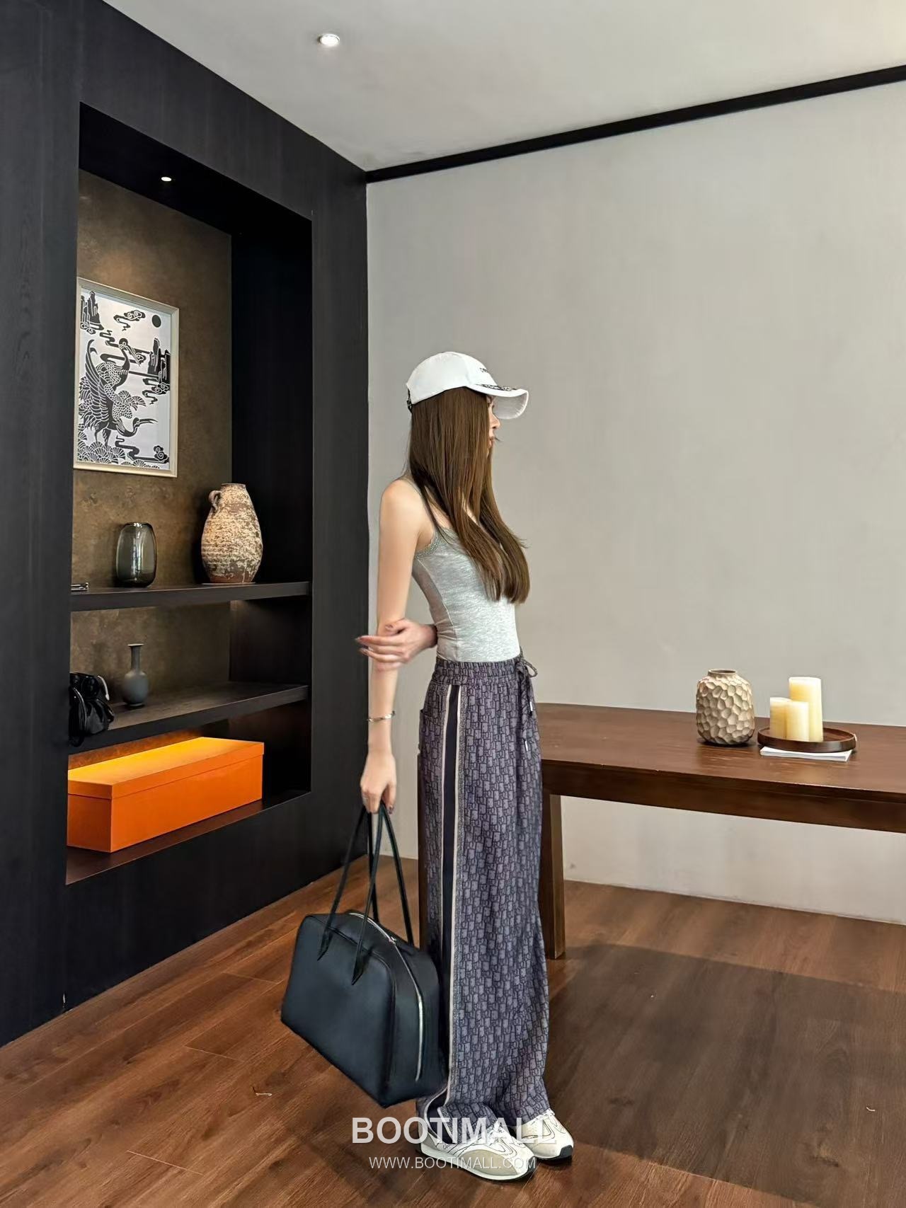 루이비통 2026SS 기능성 패브릭 모노그램 올오버 로고밴딩 루즈핏 롱팬츠 Louis Vuitton 2026 SS Functional Fabric Monogram All Over Logo Elastic Waist Loose Fit Long Pants 3