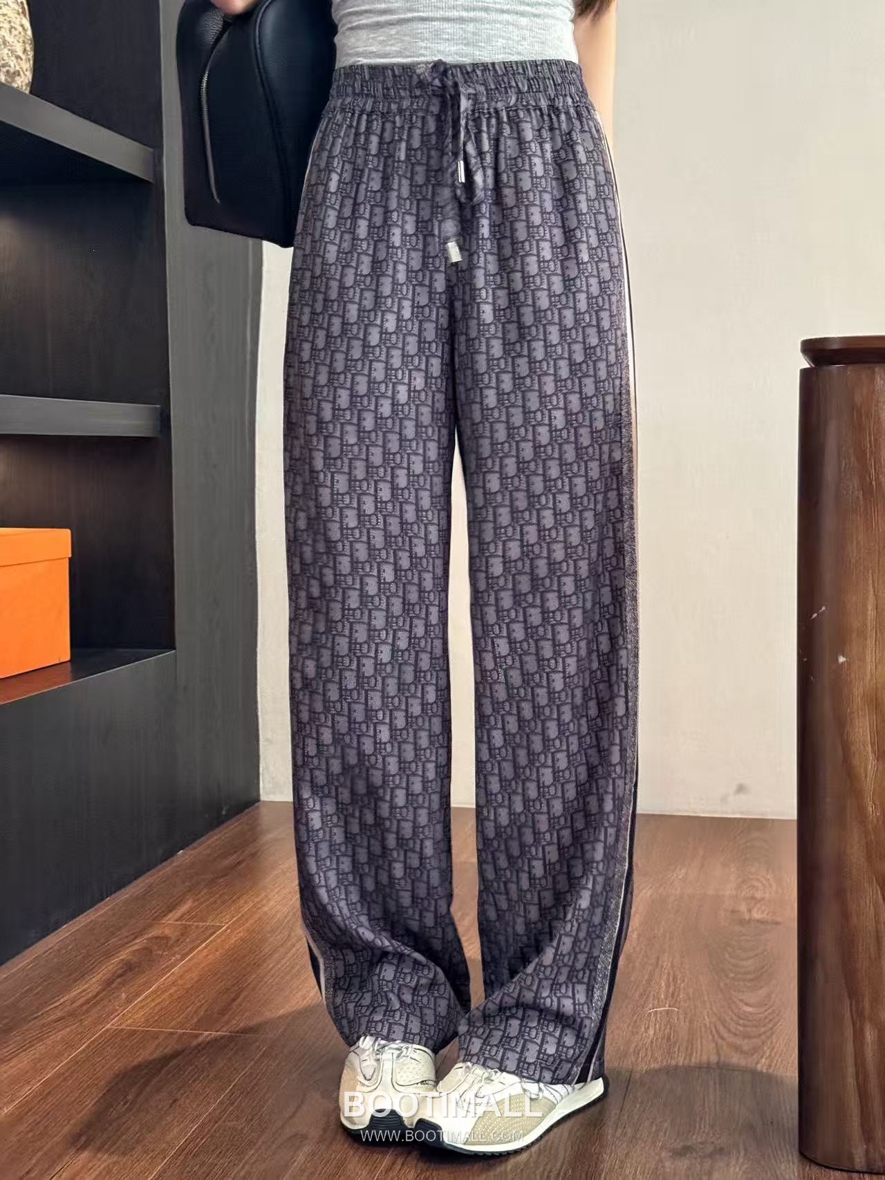 루이비통 2026SS 기능성 패브릭 모노그램 올오버 로고밴딩 루즈핏 롱팬츠 Louis Vuitton 2026 SS Functional Fabric Monogram All Over Logo Elastic Waist Loose Fit Long Pants 4