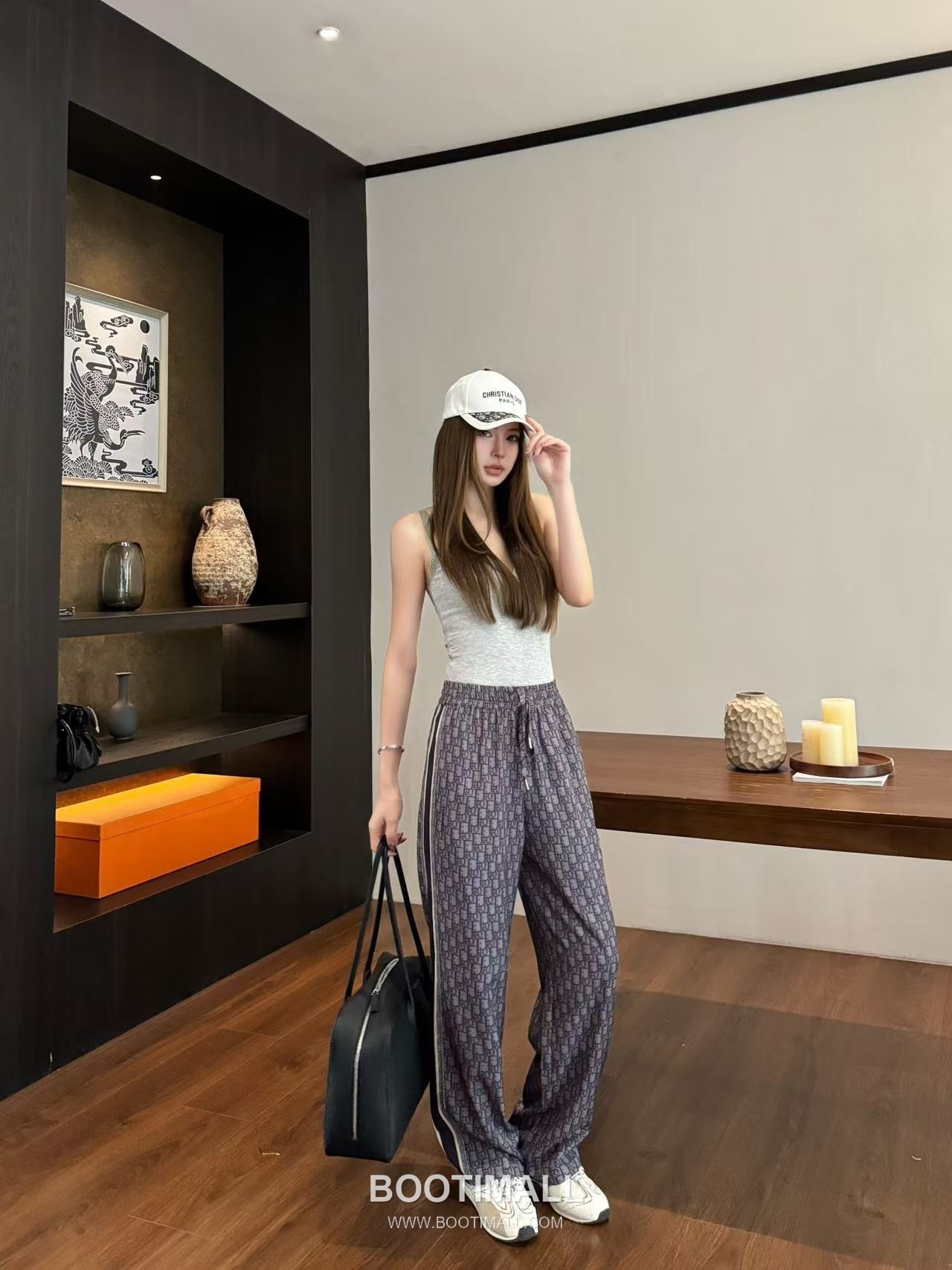 루이비통 2026SS 기능성 패브릭 모노그램 올오버 로고밴딩 루즈핏 롱팬츠 Louis Vuitton 2026 SS Functional Fabric Monogram All Over Logo Elastic Waist Loose Fit Long Pants 5