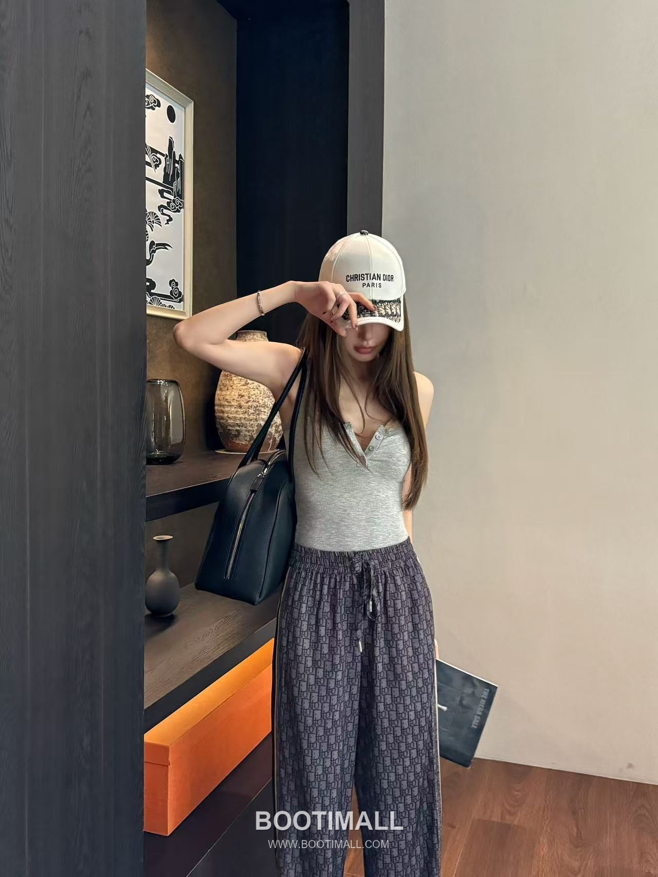 루이비통 2026SS 기능성 패브릭 모노그램 올오버 로고밴딩 루즈핏 롱팬츠 Louis Vuitton 2026 SS Functional Fabric Monogram All Over Logo Elastic Waist Loose Fit Long Pants 6