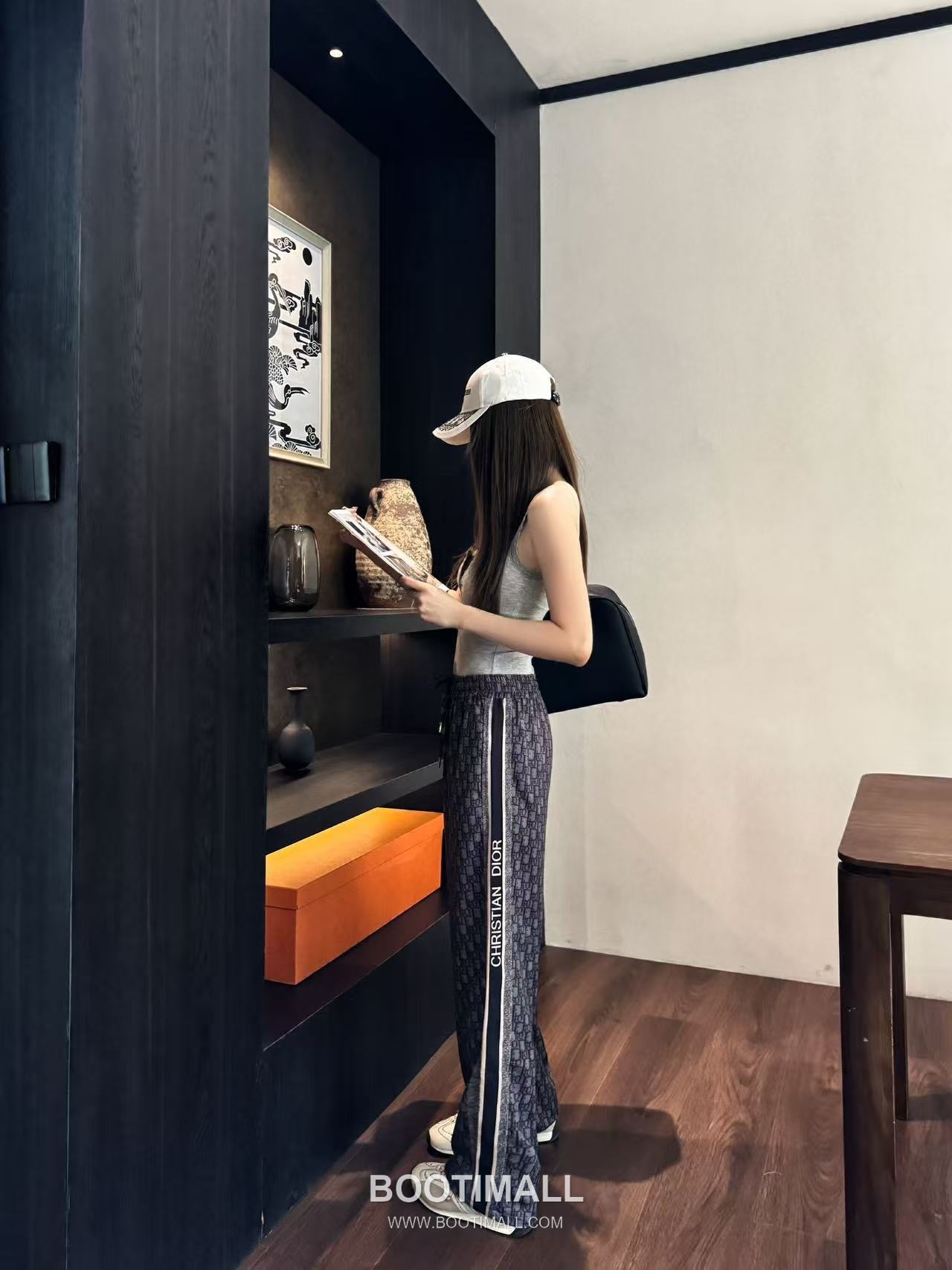 루이비통 2026SS 기능성 패브릭 모노그램 올오버 로고밴딩 루즈핏 롱팬츠 Louis Vuitton 2026 SS Functional Fabric Monogram All Over Logo Elastic Waist Loose Fit Long Pants 7