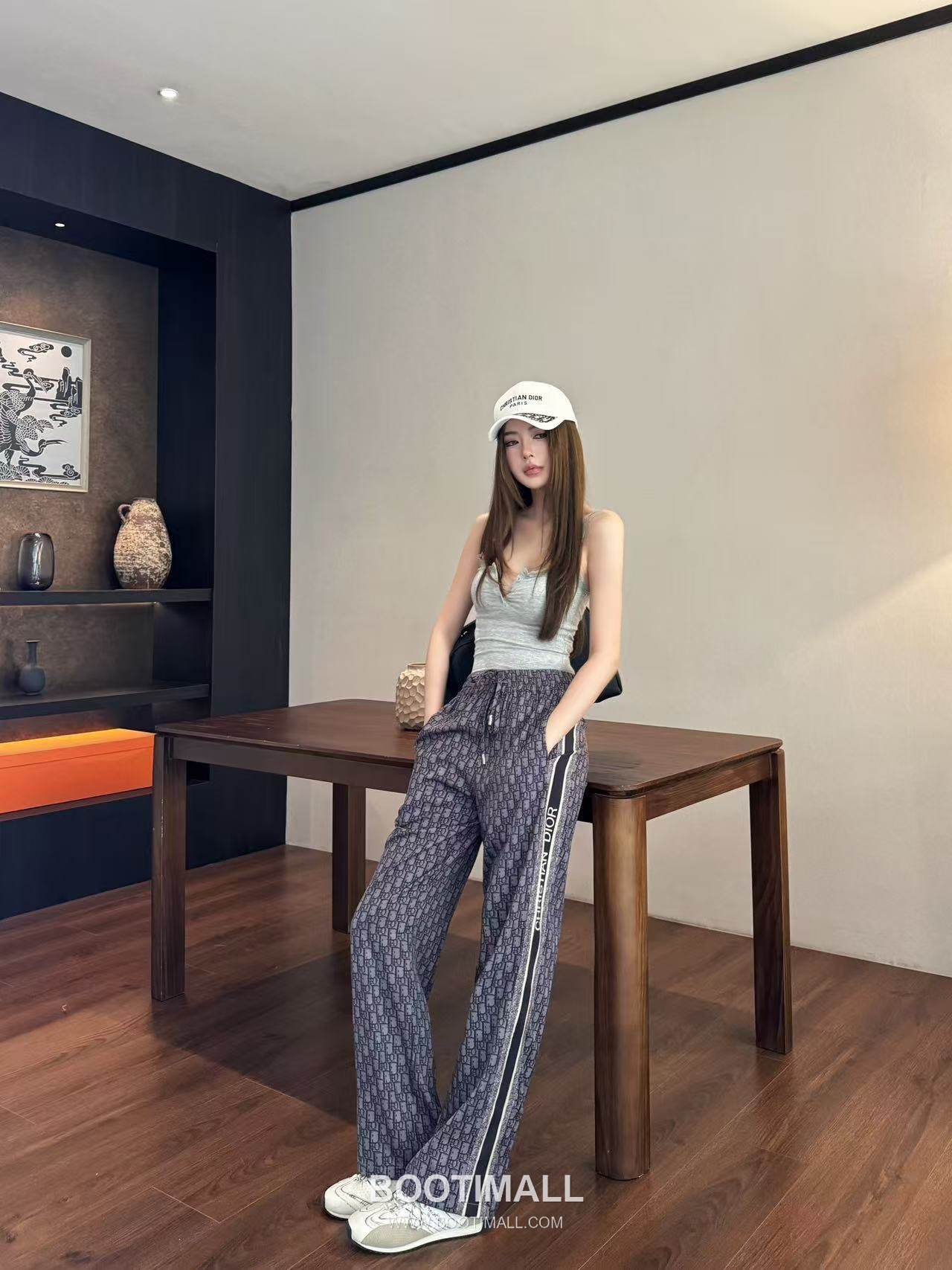 루이비통 2026SS 기능성 패브릭 모노그램 올오버 로고밴딩 루즈핏 롱팬츠 Louis Vuitton 2026 SS Functional Fabric Monogram All Over Logo Elastic Waist Loose Fit Long Pants 8