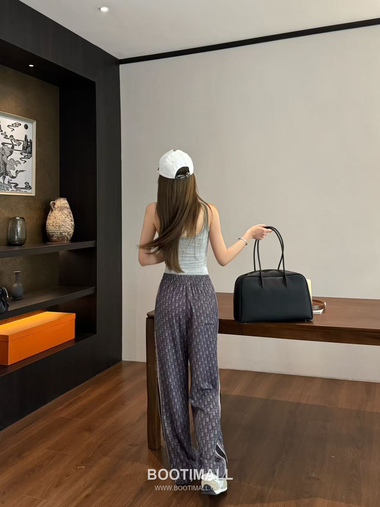 루이비통 2026SS 기능성 패브릭 모노그램 올오버 로고밴딩 루즈핏 롱팬츠 Louis Vuitton 2026 SS Functional Fabric Monogram All Over Logo Elastic Waist Loose Fit Long Pants 9