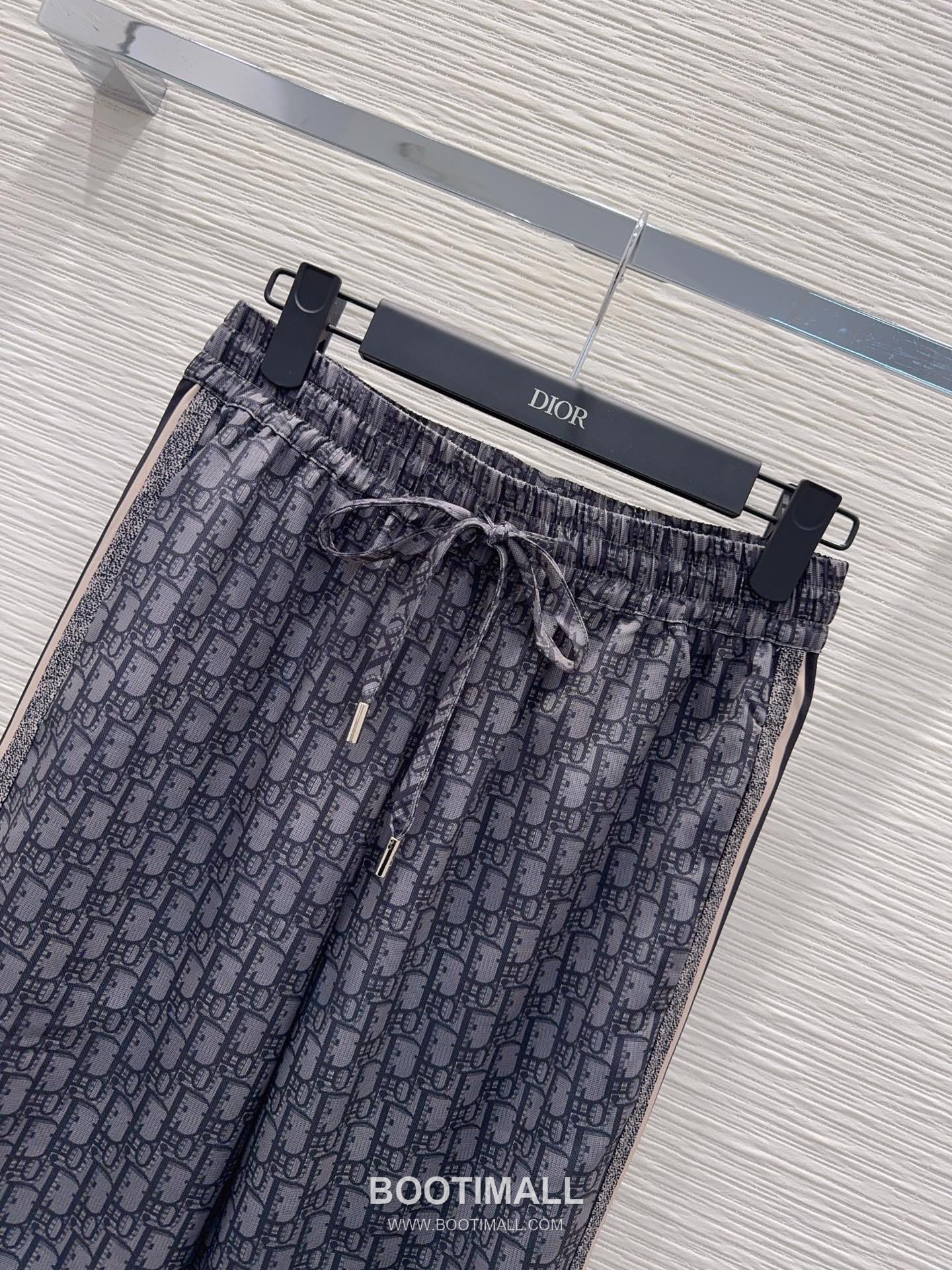 루이비통 2026SS 기능성 패브릭 모노그램 올오버 로고밴딩 루즈핏 롱팬츠 Louis Vuitton 2026 SS Functional Fabric Monogram All Over Logo Elastic Waist Loose Fit Long Pants 11