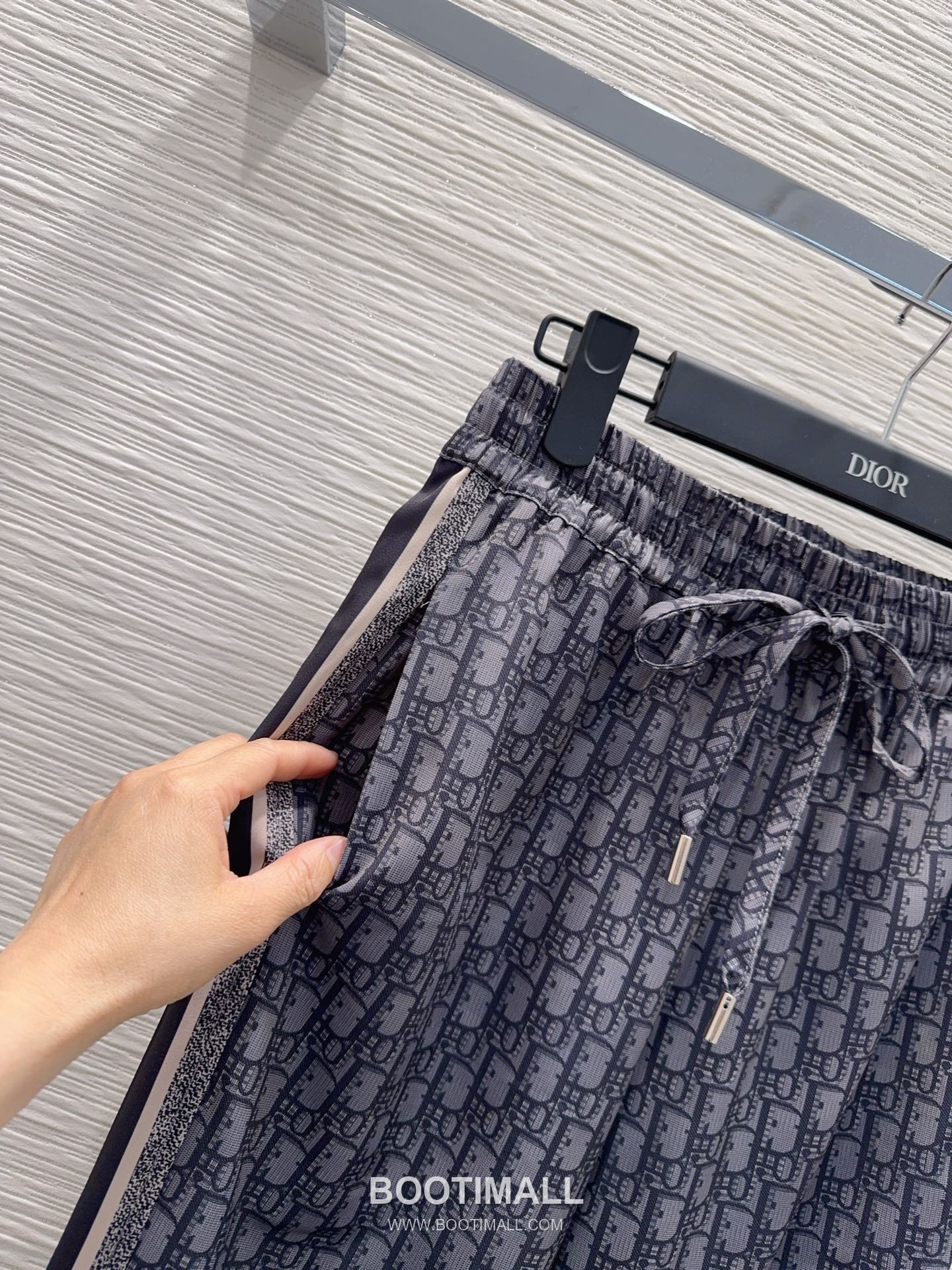 루이비통 2026SS 기능성 패브릭 모노그램 올오버 로고밴딩 루즈핏 롱팬츠 Louis Vuitton 2026 SS Functional Fabric Monogram All Over Logo Elastic Waist Loose Fit Long Pants 12