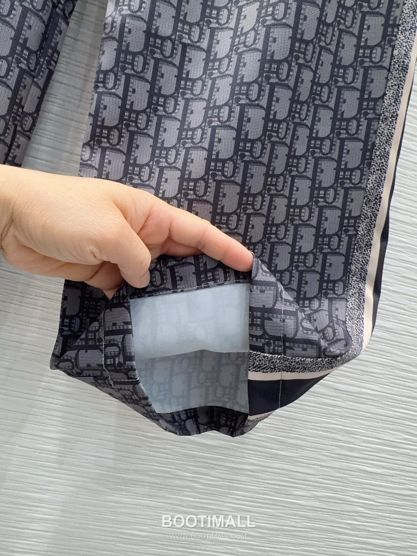 루이비통 2026SS 기능성 패브릭 모노그램 올오버 로고밴딩 루즈핏 롱팬츠 Louis Vuitton 2026 SS Functional Fabric Monogram All Over Logo Elastic Waist Loose Fit Long Pants 15