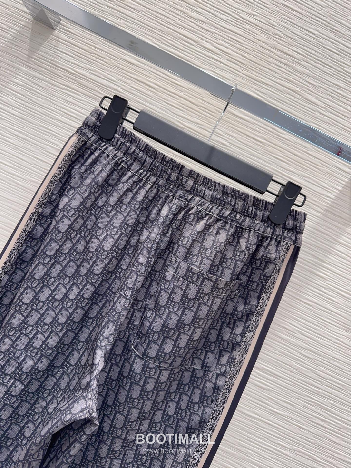 루이비통 2026SS 기능성 패브릭 모노그램 올오버 로고밴딩 루즈핏 롱팬츠 Louis Vuitton 2026 SS Functional Fabric Monogram All Over Logo Elastic Waist Loose Fit Long Pants 16