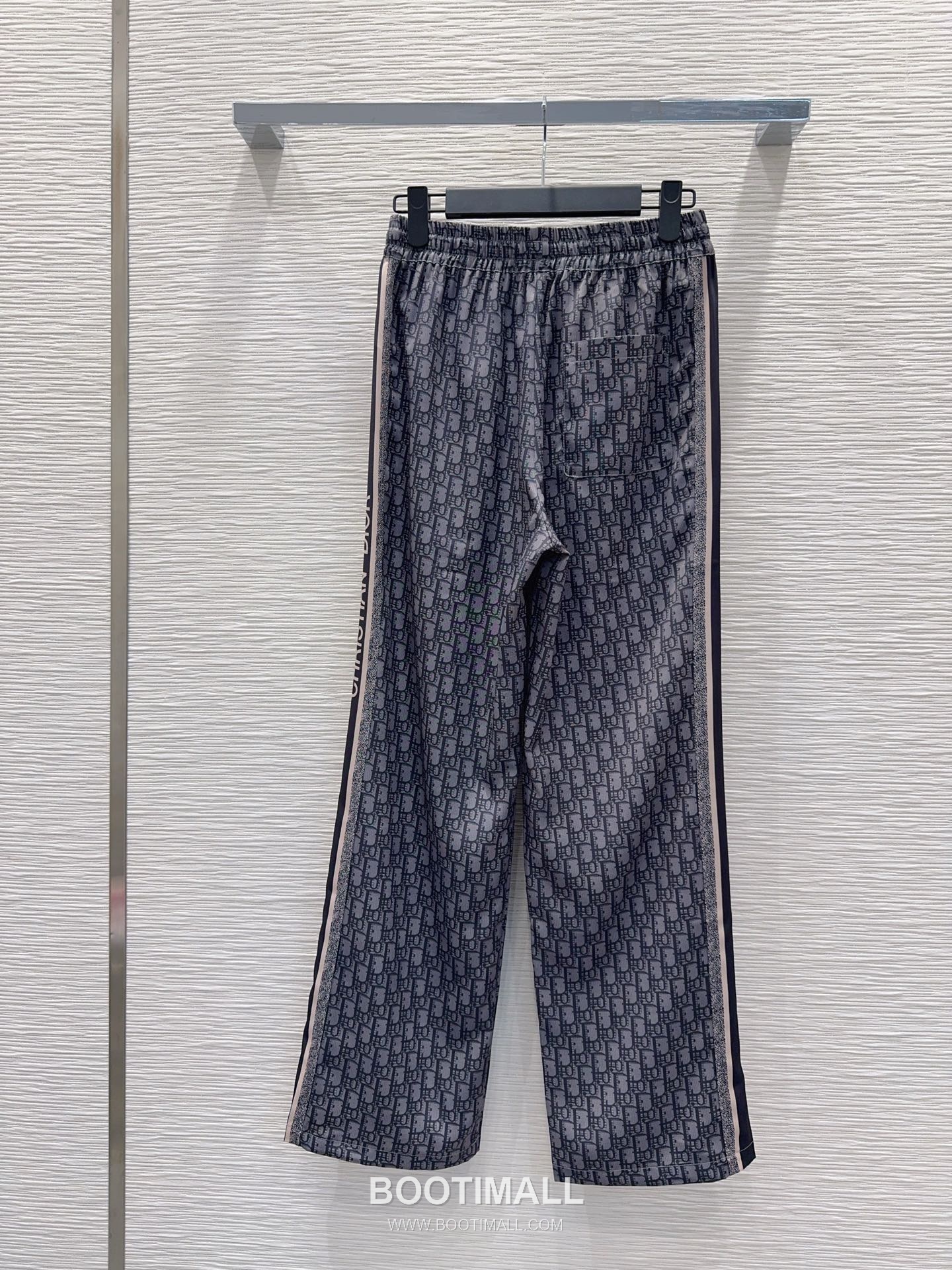 루이비통 2026SS 기능성 패브릭 모노그램 올오버 로고밴딩 루즈핏 롱팬츠 Louis Vuitton 2026 SS Functional Fabric Monogram All Over Logo Elastic Waist Loose Fit Long Pants 17