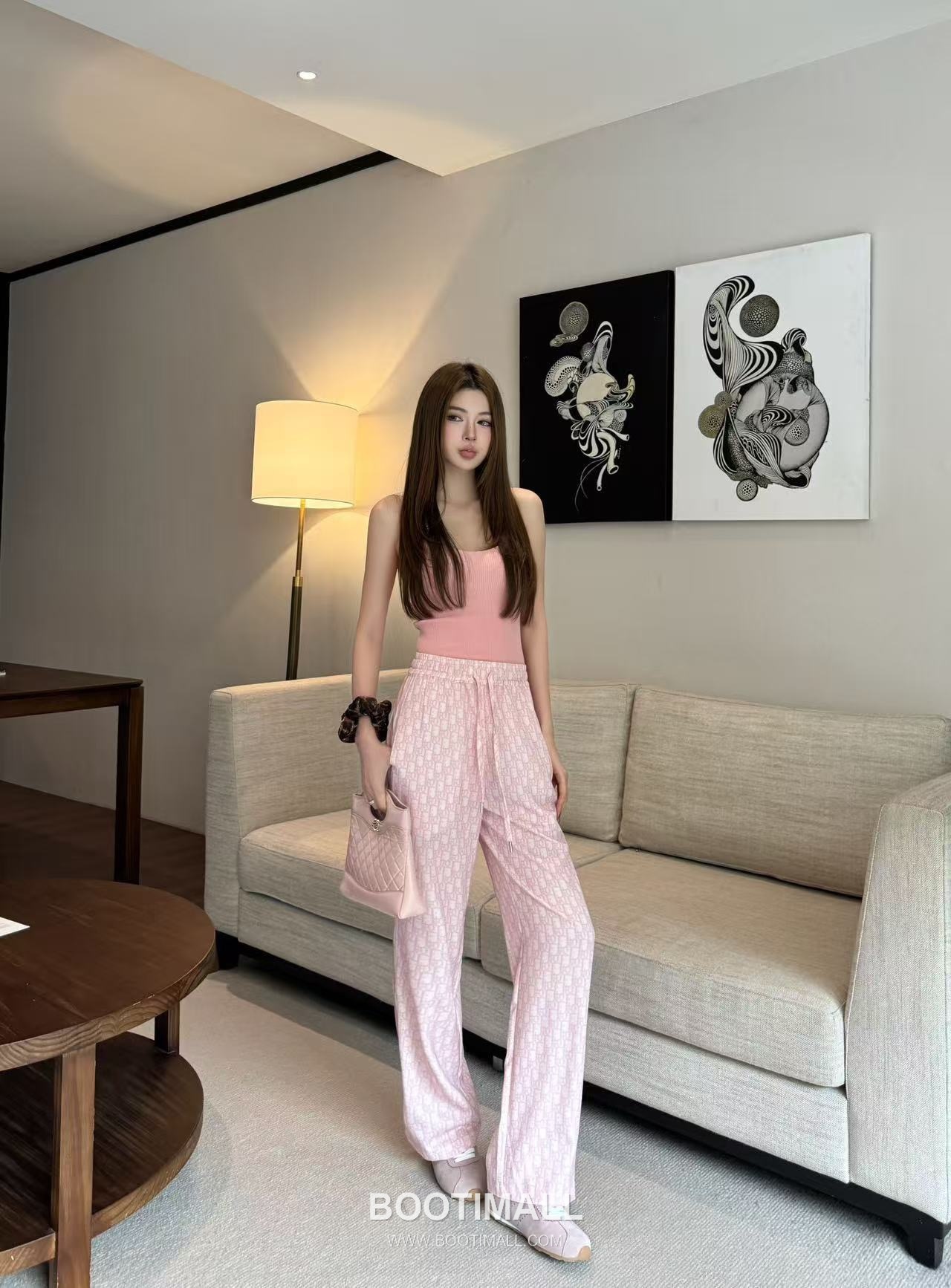 루이비통 2026SS 기능성 패브릭 모노그램 올오버 로고밴딩 루즈핏 롱팬츠 Louis Vuitton 2026 SS Functional Fabric Monogram All Over Logo Elastic Waist Loose Fit Long Pants 3