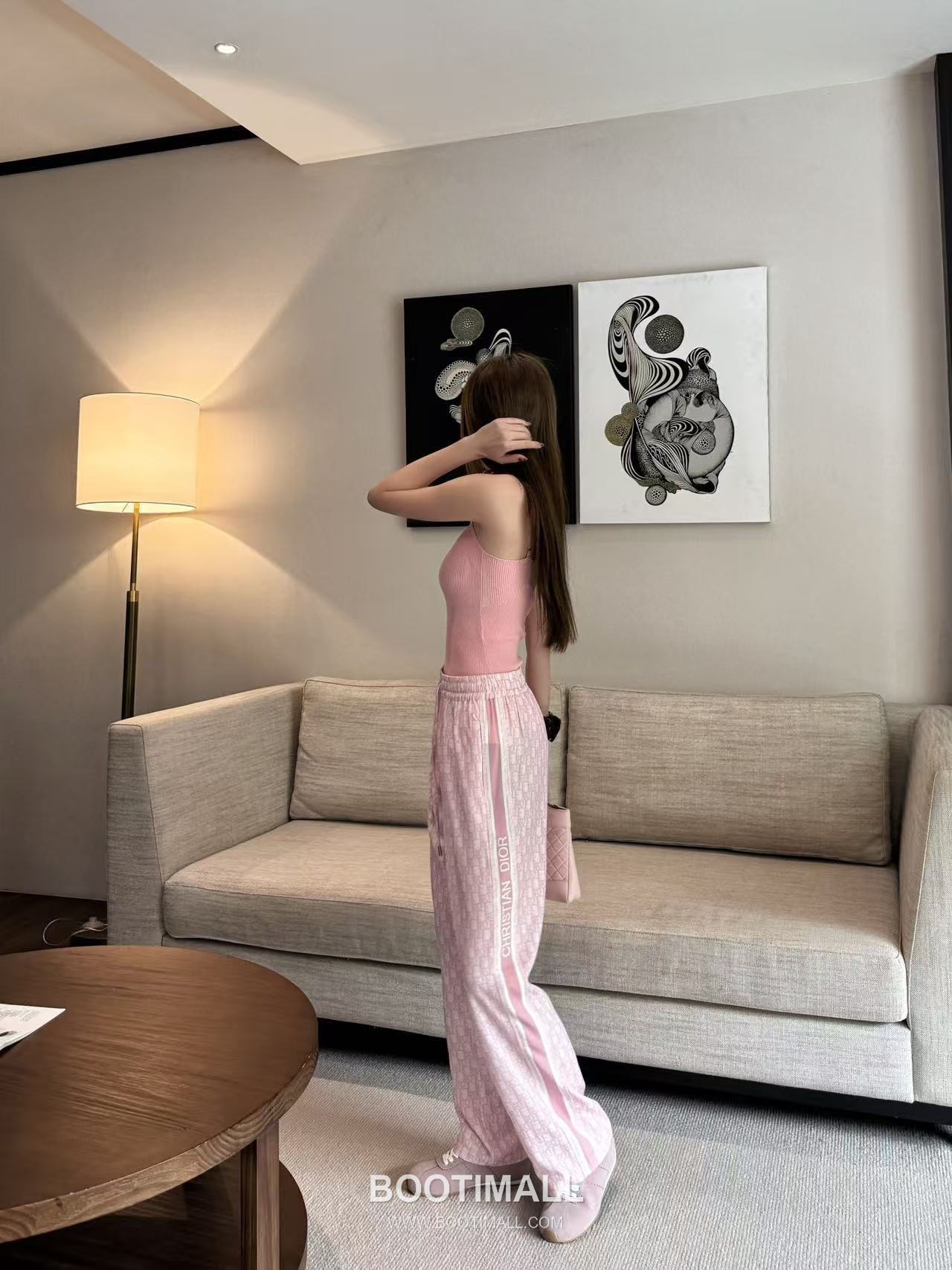 루이비통 2026SS 기능성 패브릭 모노그램 올오버 로고밴딩 루즈핏 롱팬츠 Louis Vuitton 2026 SS Functional Fabric Monogram All Over Logo Elastic Waist Loose Fit Long Pants 4