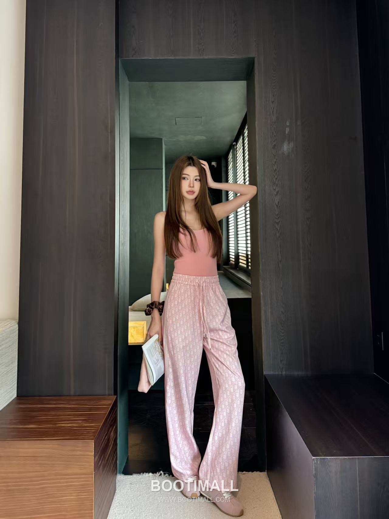 루이비통 2026SS 기능성 패브릭 모노그램 올오버 로고밴딩 루즈핏 롱팬츠 Louis Vuitton 2026 SS Functional Fabric Monogram All Over Logo Elastic Waist Loose Fit Long Pants 7