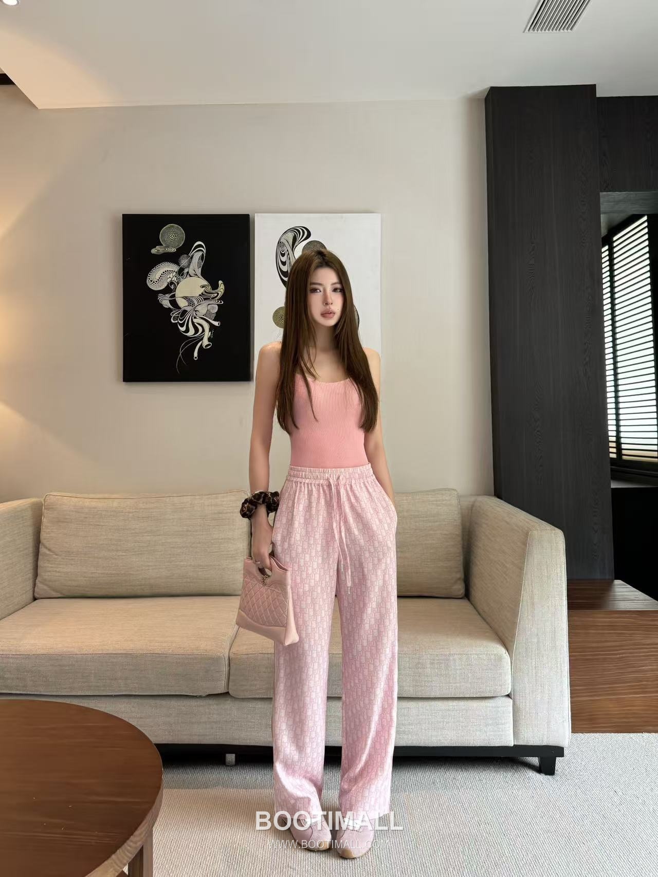 루이비통 2026SS 기능성 패브릭 모노그램 올오버 로고밴딩 루즈핏 롱팬츠 Louis Vuitton 2026 SS Functional Fabric Monogram All Over Logo Elastic Waist Loose Fit Long Pants 8