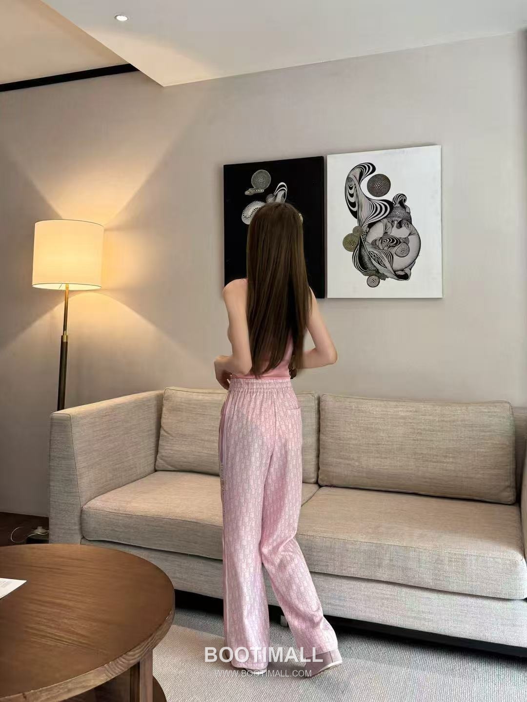 루이비통 2026SS 기능성 패브릭 모노그램 올오버 로고밴딩 루즈핏 롱팬츠 Louis Vuitton 2026 SS Functional Fabric Monogram All Over Logo Elastic Waist Loose Fit Long Pants 9