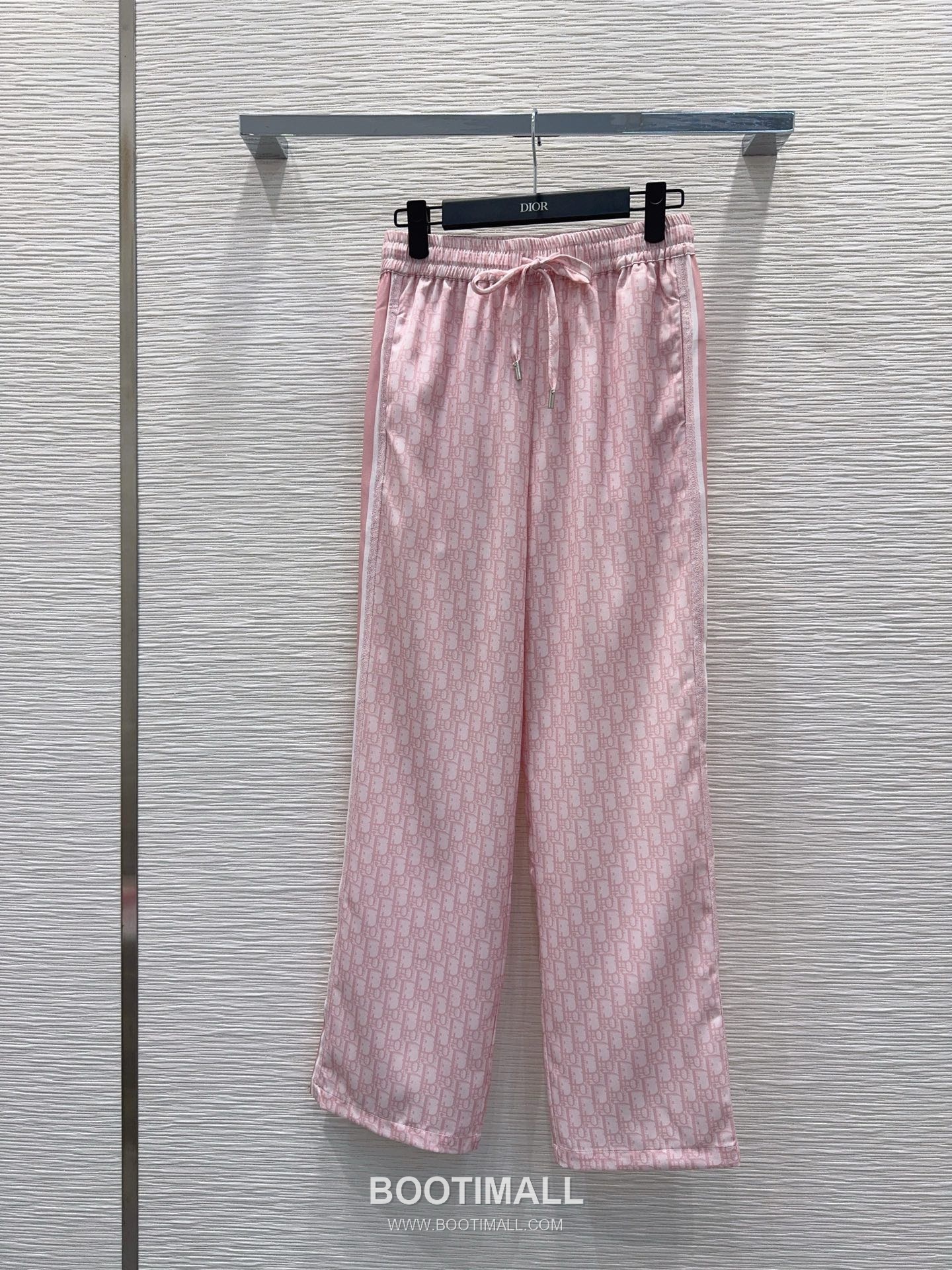 루이비통 2026SS 기능성 패브릭 모노그램 올오버 로고밴딩 루즈핏 롱팬츠 Louis Vuitton 2026 SS Functional Fabric Monogram All Over Logo Elastic Waist Loose Fit Long Pants 10