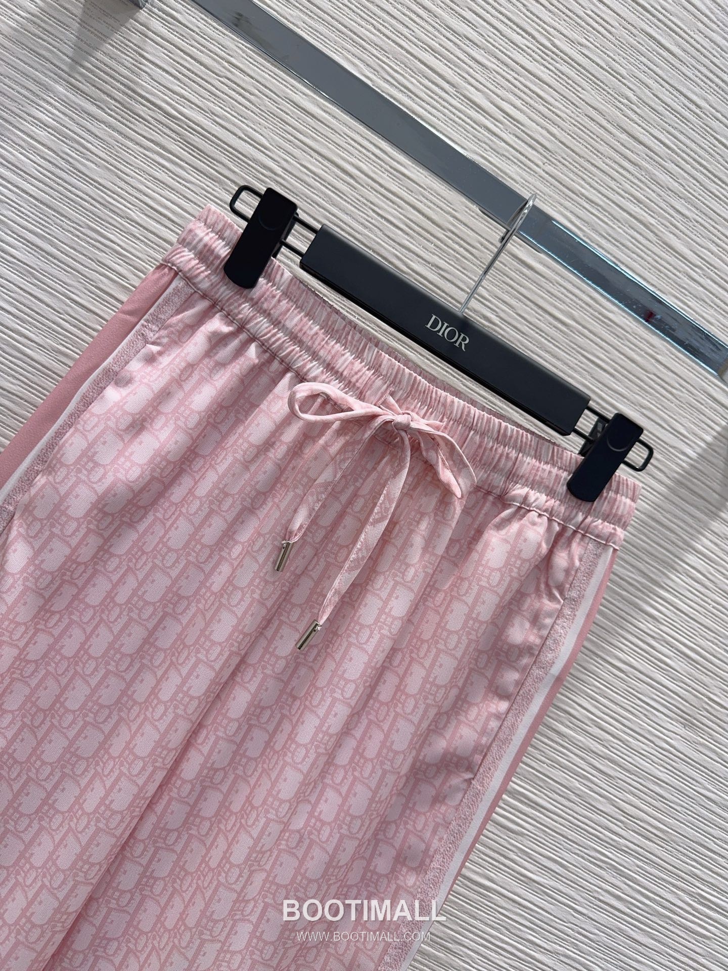 루이비통 2026SS 기능성 패브릭 모노그램 올오버 로고밴딩 루즈핏 롱팬츠 Louis Vuitton 2026 SS Functional Fabric Monogram All Over Logo Elastic Waist Loose Fit Long Pants 11