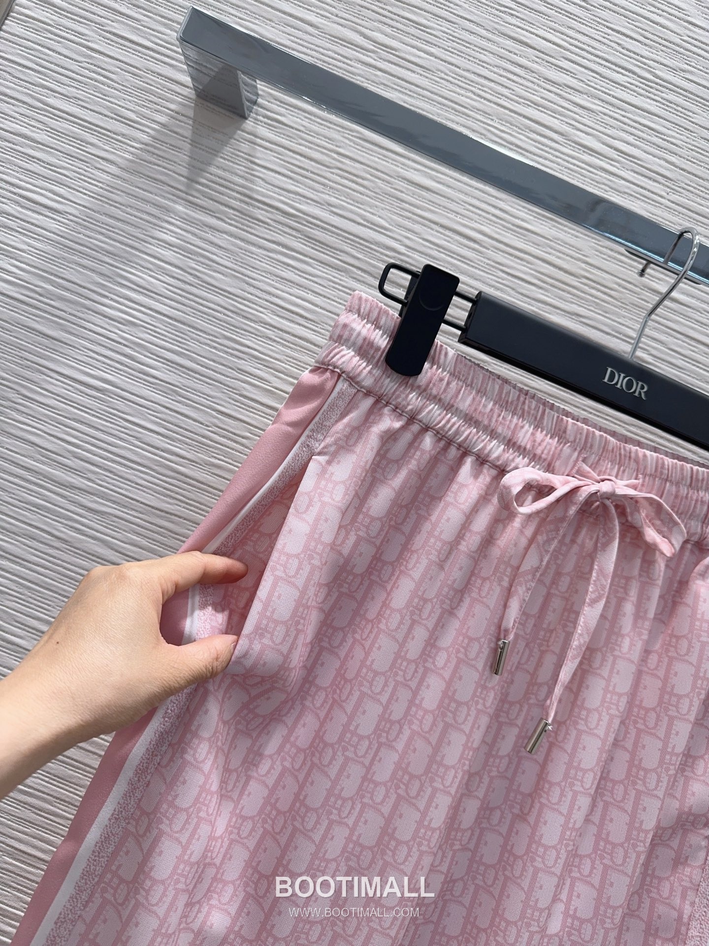 루이비통 2026SS 기능성 패브릭 모노그램 올오버 로고밴딩 루즈핏 롱팬츠 Louis Vuitton 2026 SS Functional Fabric Monogram All Over Logo Elastic Waist Loose Fit Long Pants 12