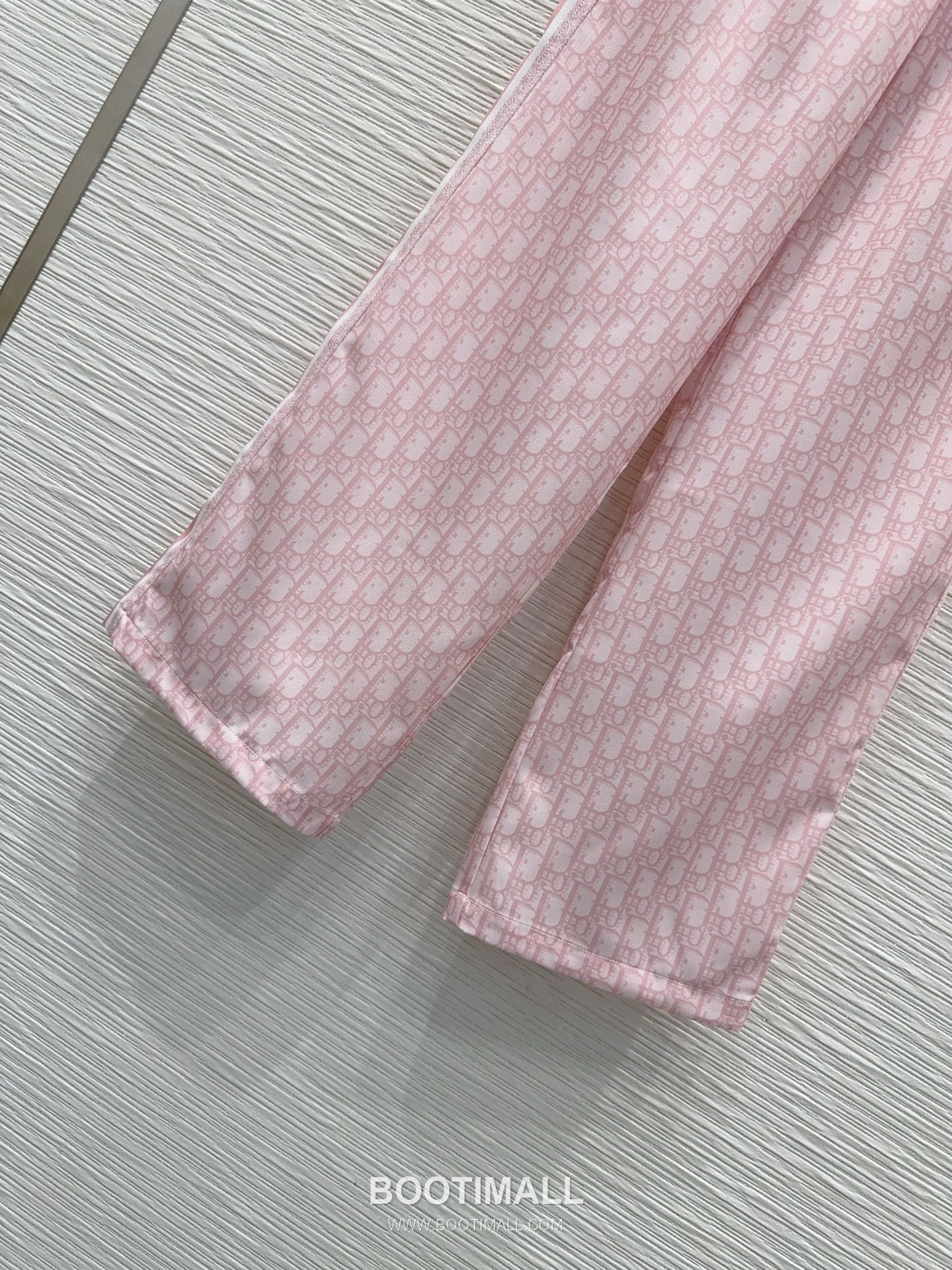 루이비통 2026SS 기능성 패브릭 모노그램 올오버 로고밴딩 루즈핏 롱팬츠 Louis Vuitton 2026 SS Functional Fabric Monogram All Over Logo Elastic Waist Loose Fit Long Pants 14