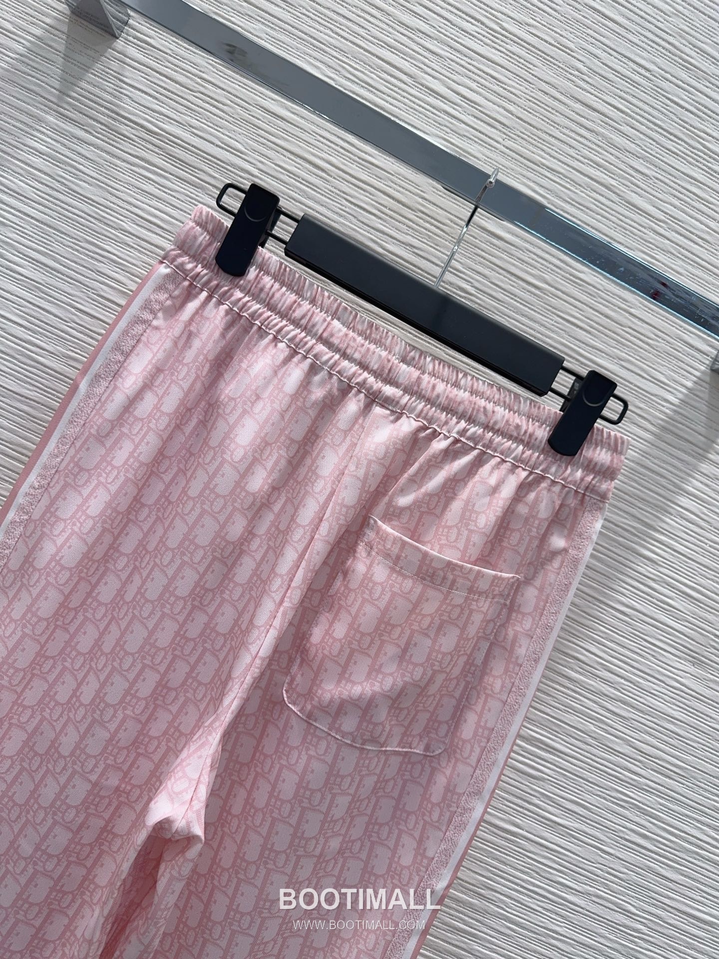 루이비통 2026SS 기능성 패브릭 모노그램 올오버 로고밴딩 루즈핏 롱팬츠 Louis Vuitton 2026 SS Functional Fabric Monogram All Over Logo Elastic Waist Loose Fit Long Pants 17