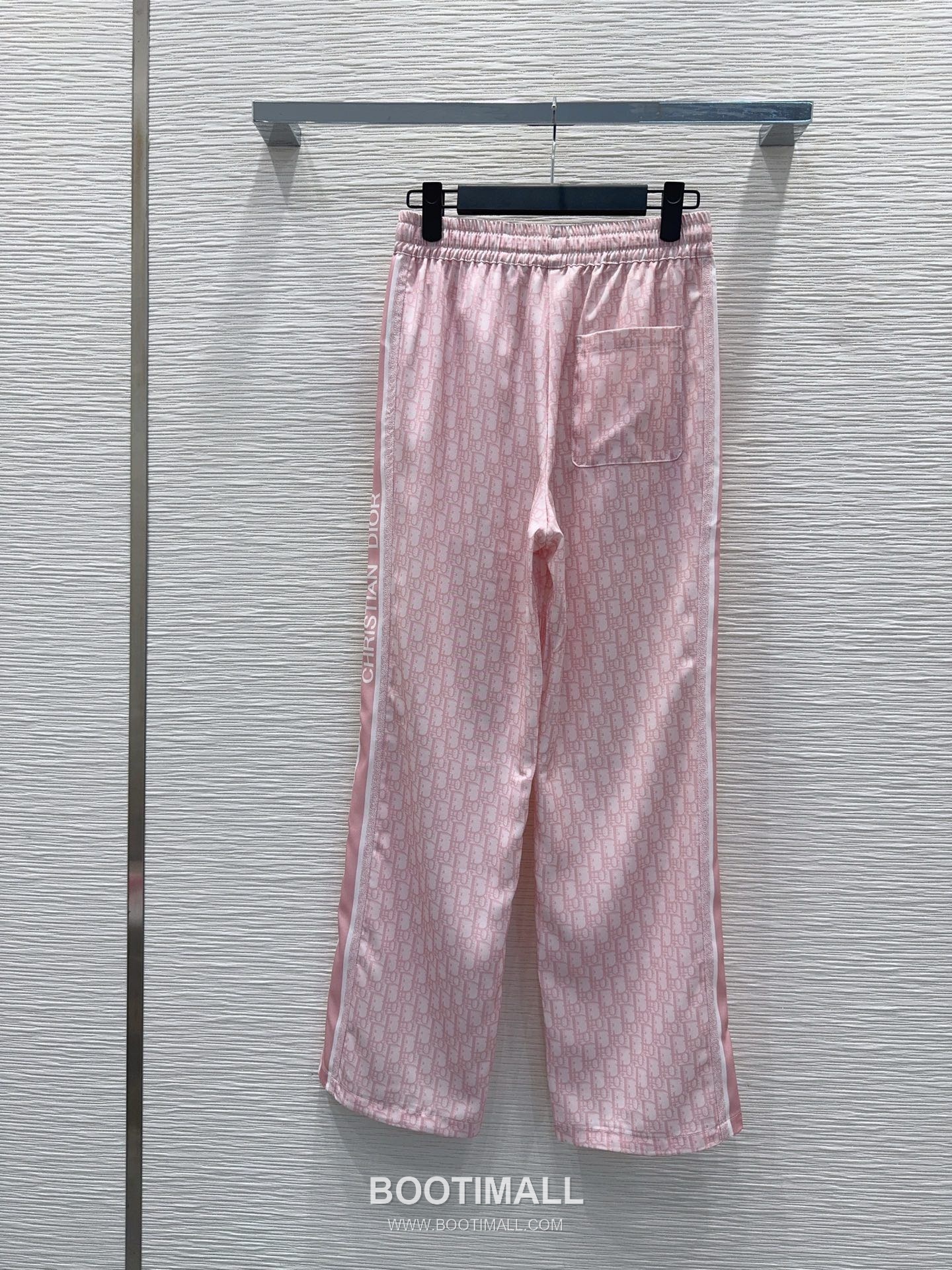 루이비통 2026SS 기능성 패브릭 모노그램 올오버 로고밴딩 루즈핏 롱팬츠 Louis Vuitton 2026 SS Functional Fabric Monogram All Over Logo Elastic Waist Loose Fit Long Pants 18