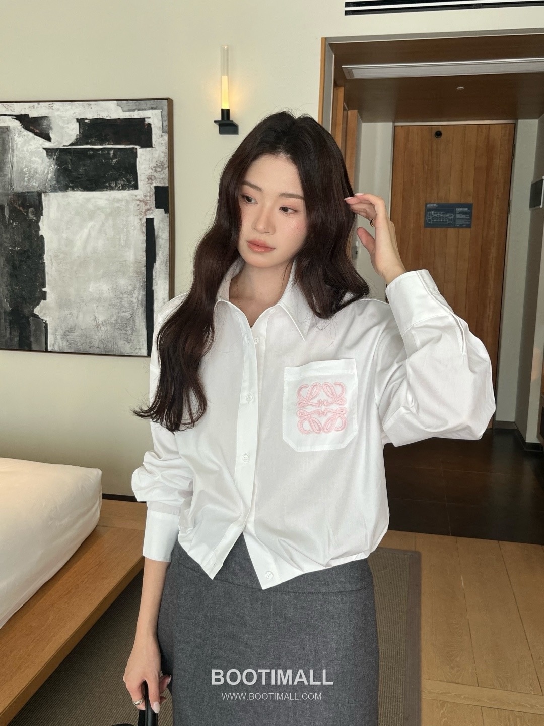 로에베 2026SS 코튼 아나그램 로고자수 크롭핏 긴팔 셔츠 Loewe 2026 SS Cotton Anagram Logo Embroidered Cropped Fit Long Sleeve Shirt 6
