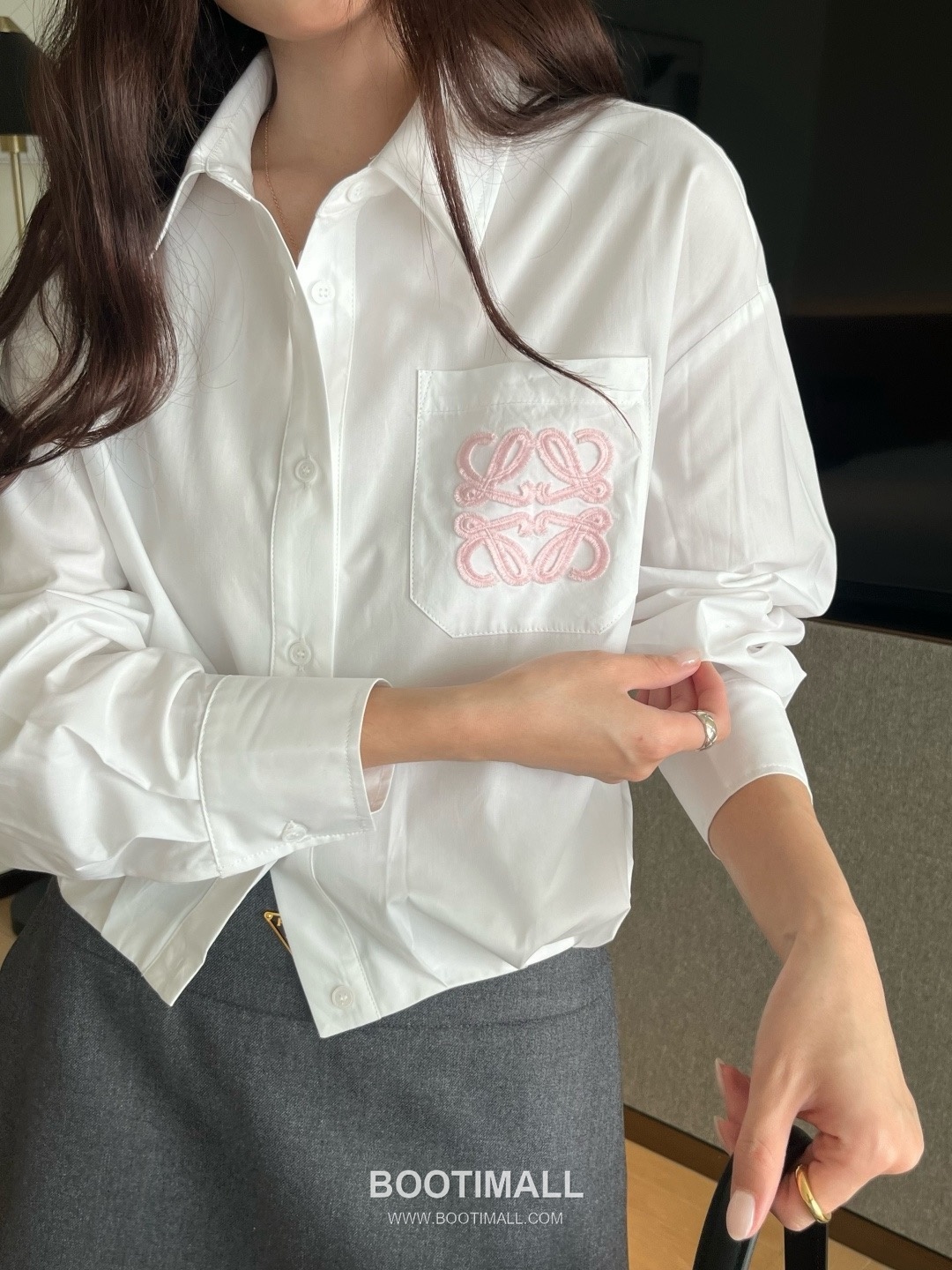 로에베 2026SS 코튼 아나그램 로고자수 크롭핏 긴팔 셔츠 Loewe 2026 SS Cotton Anagram Logo Embroidered Cropped Fit Long Sleeve Shirt 7