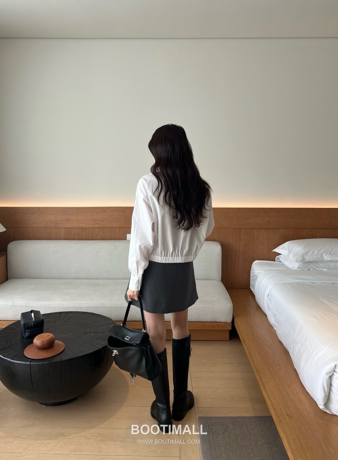 로에베 2026SS 코튼 아나그램 로고자수 크롭핏 긴팔 셔츠 Loewe 2026 SS Cotton Anagram Logo Embroidered Cropped Fit Long Sleeve Shirt 9