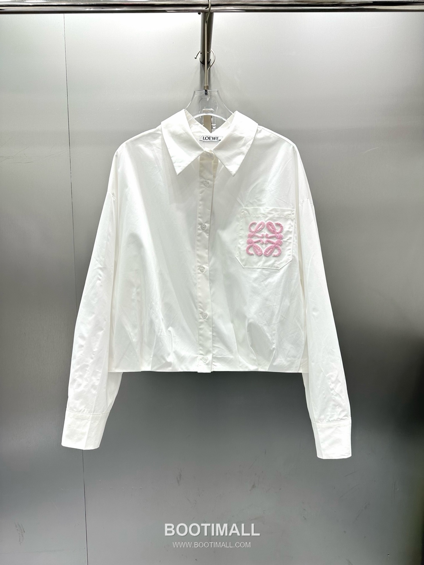 로에베 2026SS 코튼 아나그램 로고자수 크롭핏 긴팔 셔츠 Loewe 2026 SS Cotton Anagram Logo Embroidered Cropped Fit Long Sleeve Shirt 10