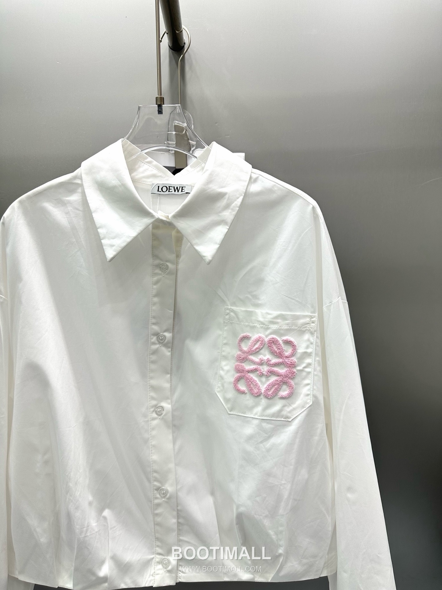 로에베 2026SS 코튼 아나그램 로고자수 크롭핏 긴팔 셔츠 Loewe 2026 SS Cotton Anagram Logo Embroidered Cropped Fit Long Sleeve Shirt 11