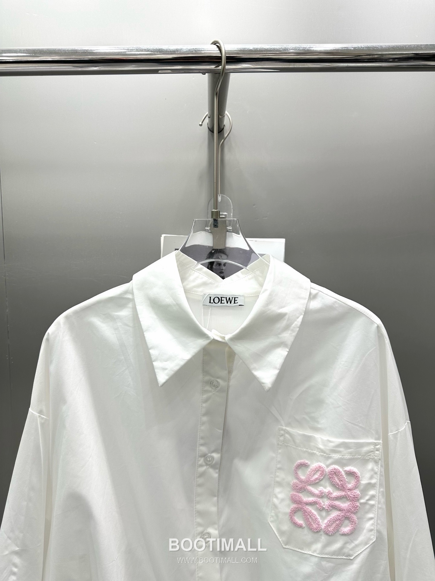 로에베 2026SS 코튼 아나그램 로고자수 크롭핏 긴팔 셔츠 Loewe 2026 SS Cotton Anagram Logo Embroidered Cropped Fit Long Sleeve Shirt 12