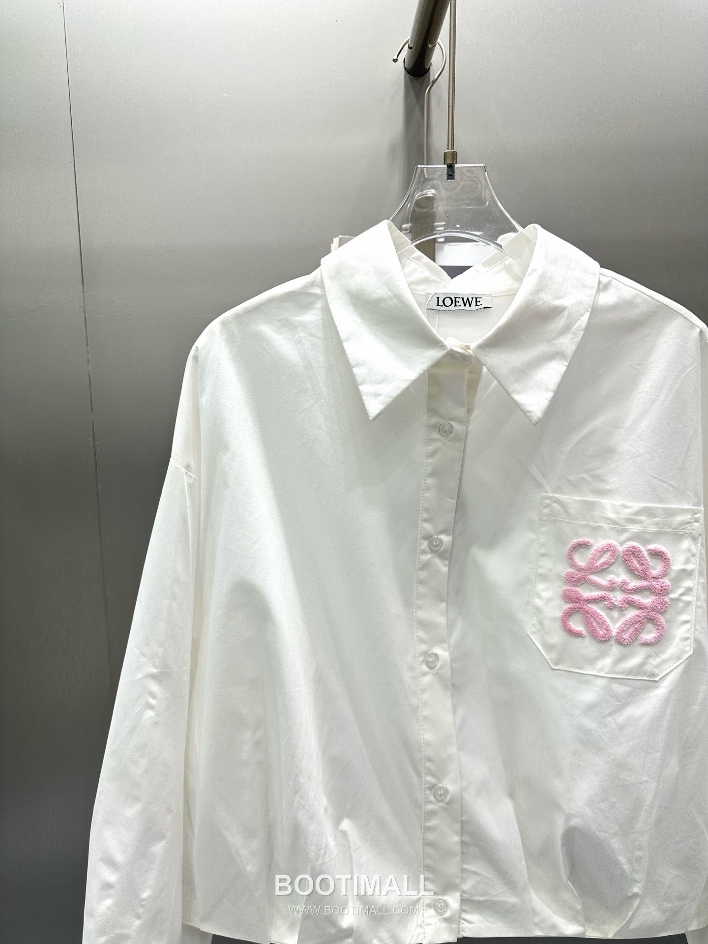 로에베 2026SS 코튼 아나그램 로고자수 크롭핏 긴팔 셔츠 Loewe 2026 SS Cotton Anagram Logo Embroidered Cropped Fit Long Sleeve Shirt 13