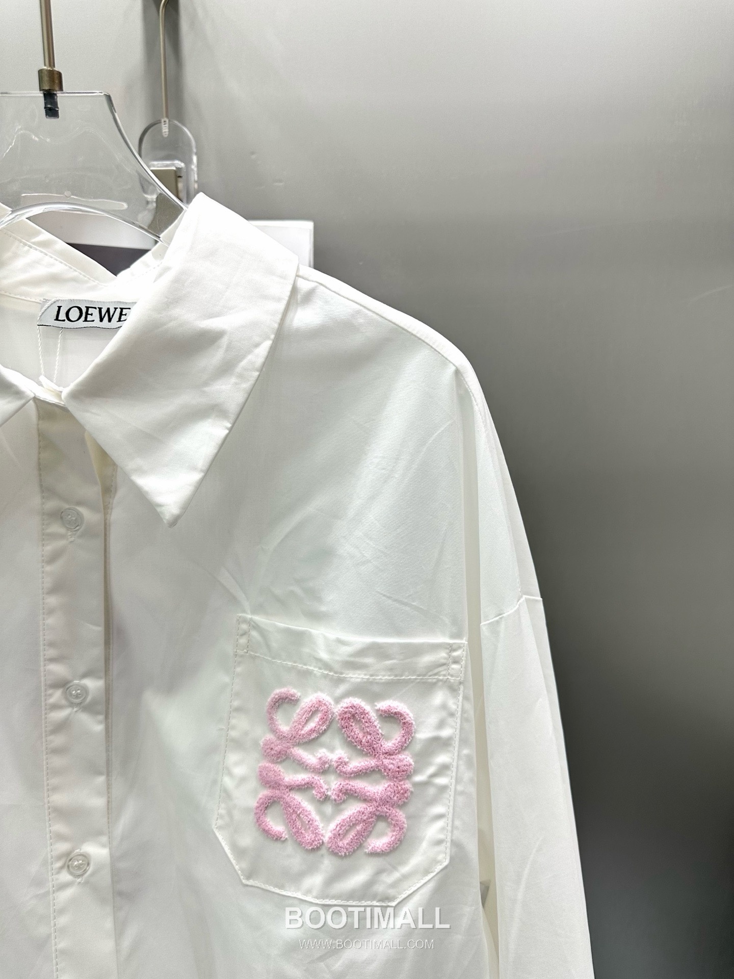 로에베 2026SS 코튼 아나그램 로고자수 크롭핏 긴팔 셔츠 Loewe 2026 SS Cotton Anagram Logo Embroidered Cropped Fit Long Sleeve Shirt 14