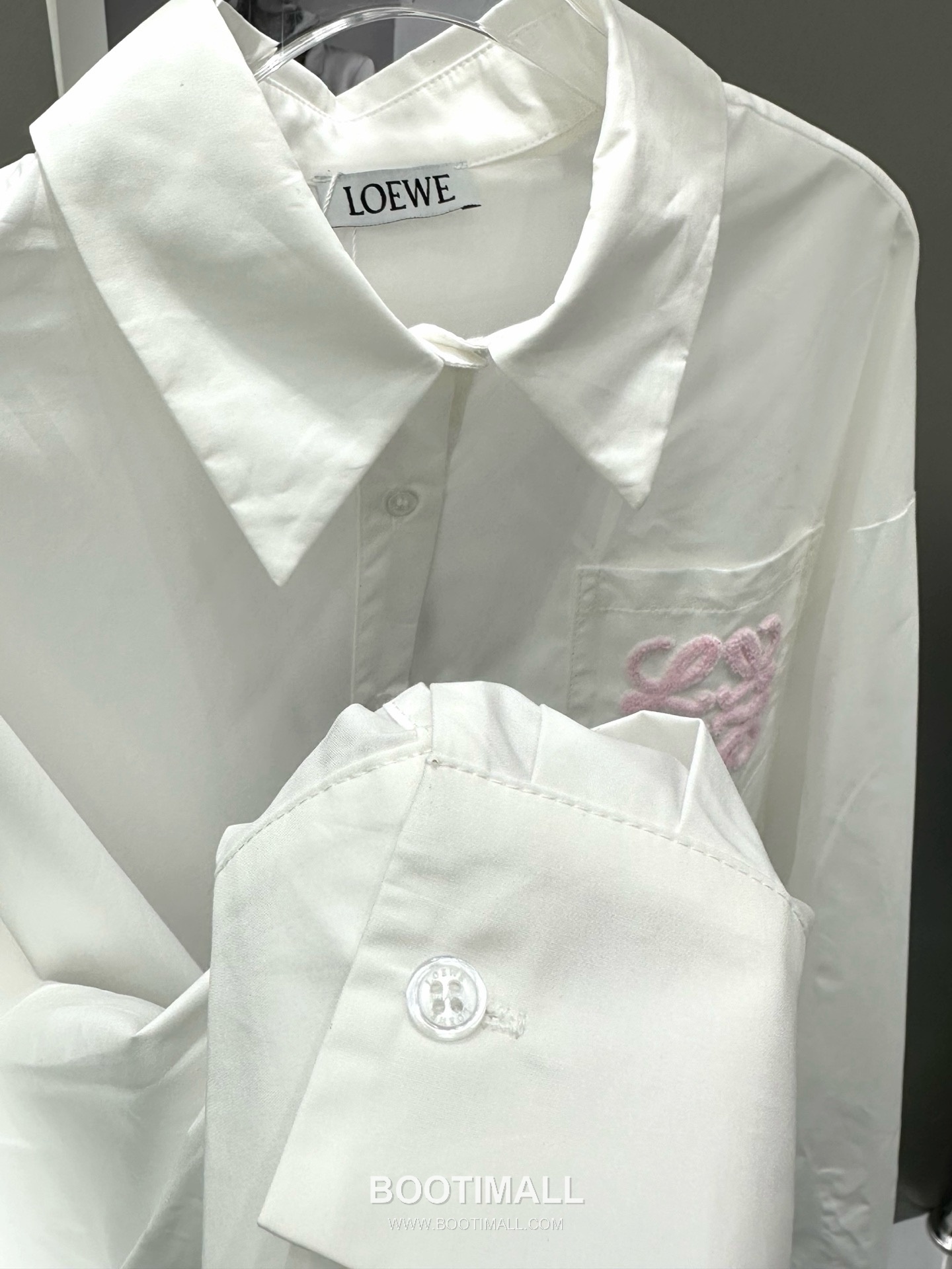 로에베 2026SS 코튼 아나그램 로고자수 크롭핏 긴팔 셔츠 Loewe 2026 SS Cotton Anagram Logo Embroidered Cropped Fit Long Sleeve Shirt 15