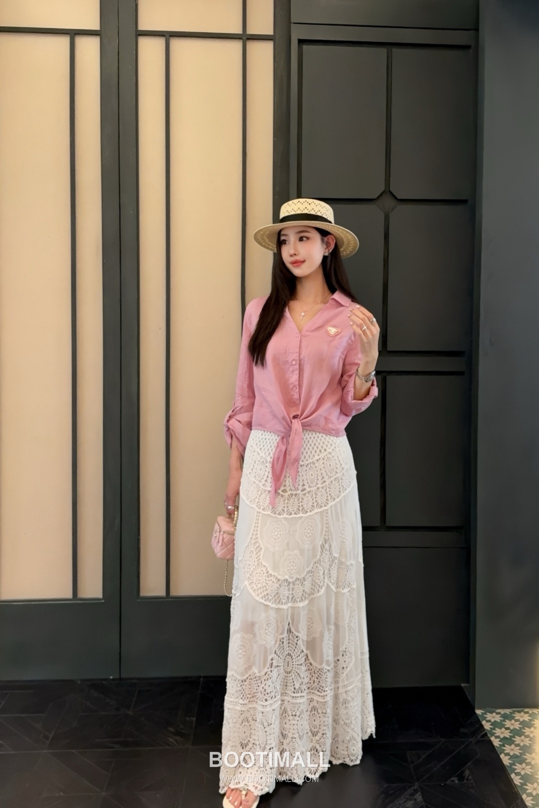 프라다 2026SS 린넨코튼 혼방 트라이앵글로고 매듭 크롭핏 7부소매 셔츠 Prada 2026 SS Linen Cotton Blend Triangle Logo Knot Cropped Fit Three Quarter Sleeve Shirt 1