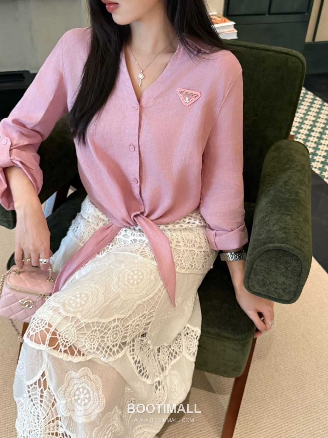 프라다 2026SS 린넨코튼 혼방 트라이앵글로고 매듭 크롭핏 7부소매 셔츠 Prada 2026 SS Linen Cotton Blend Triangle Logo Knot Cropped Fit Three Quarter Sleeve Shirt 9