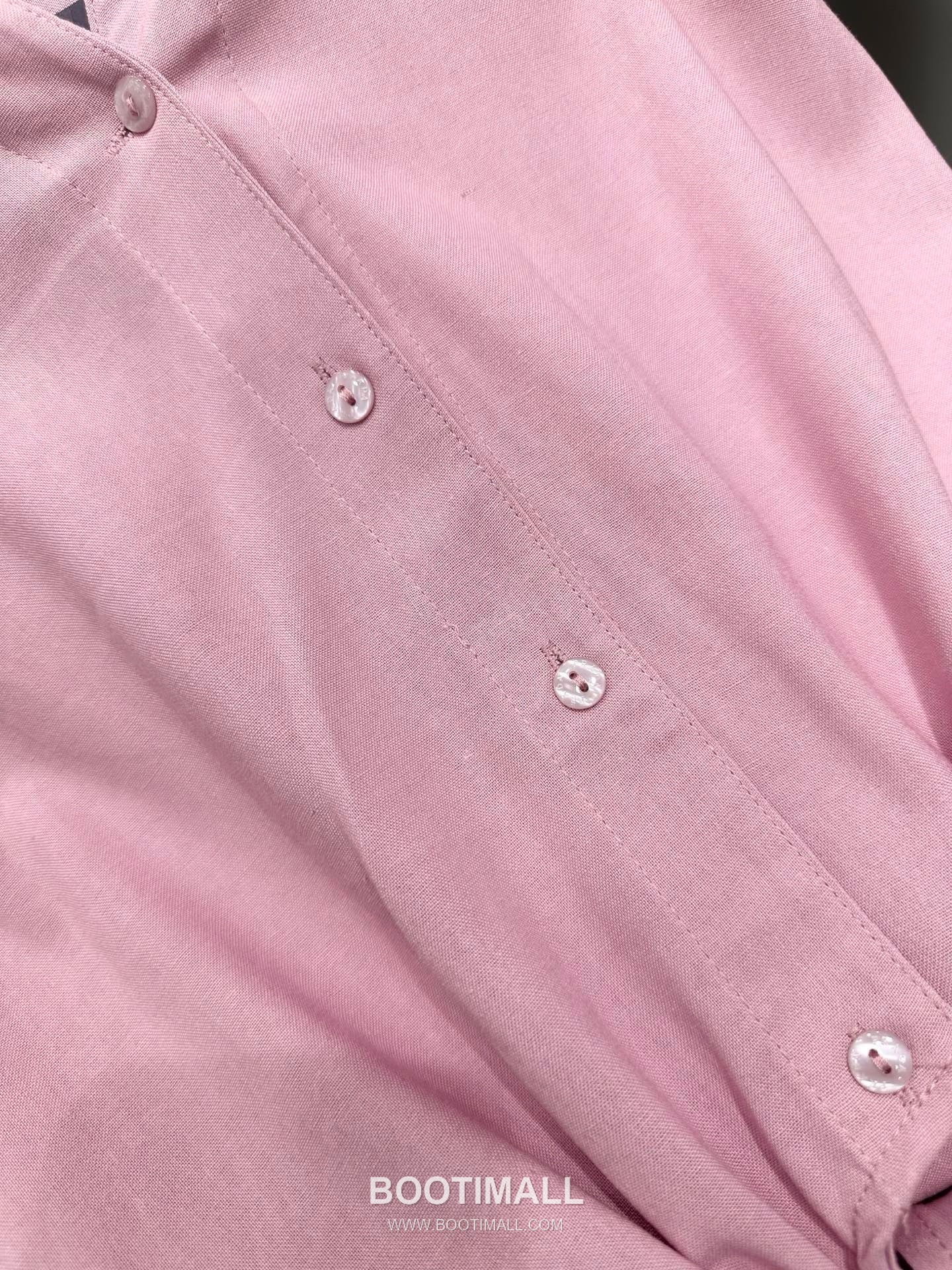 프라다 2026SS 린넨코튼 혼방 트라이앵글로고 매듭 크롭핏 7부소매 셔츠 Prada 2026 SS Linen Cotton Blend Triangle Logo Knot Cropped Fit Three Quarter Sleeve Shirt 15