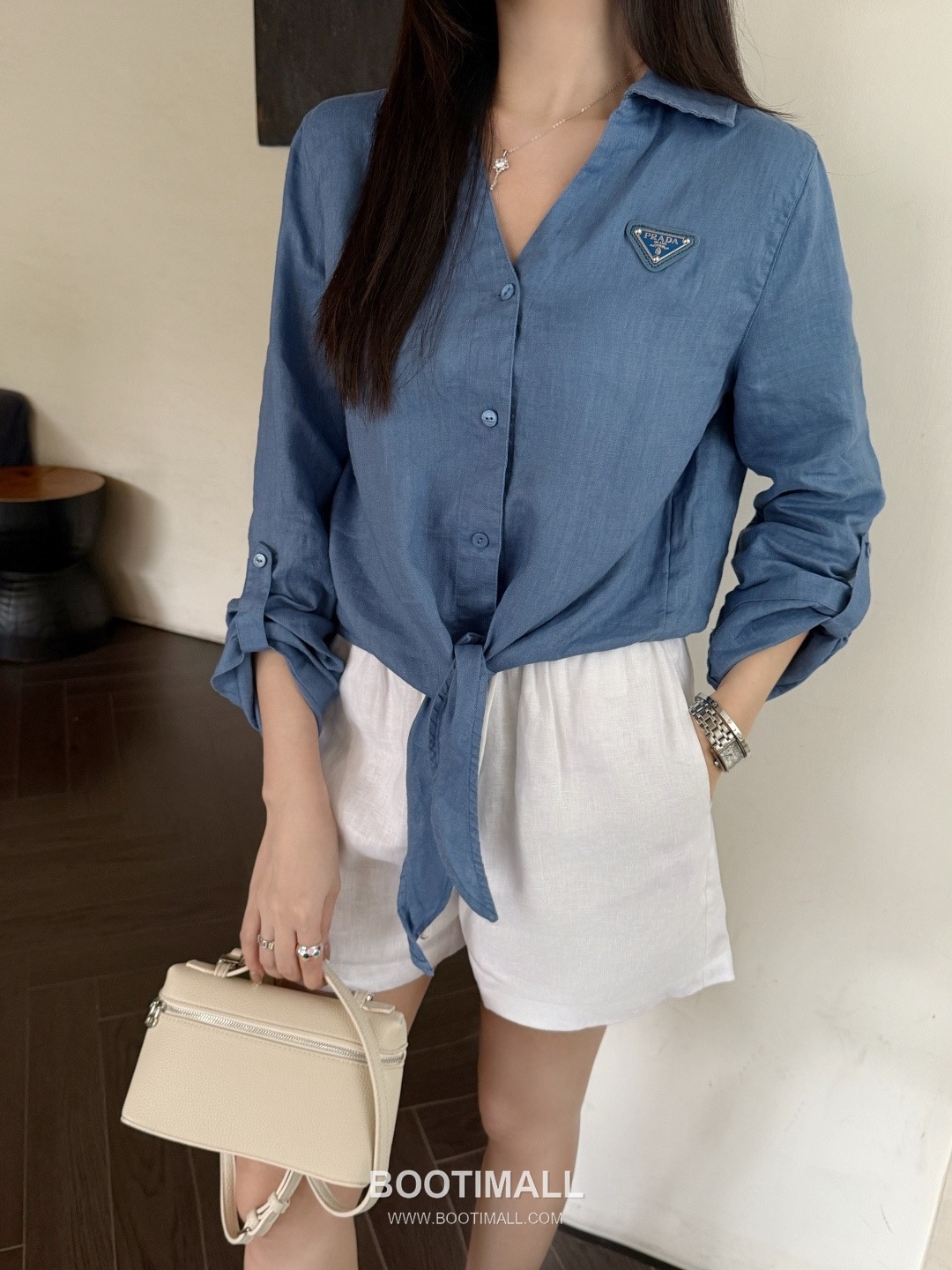 프라다 2026SS 린넨코튼 혼방 트라이앵글로고 매듭 크롭핏 7부소매 셔츠 Prada 2026 SS Linen Cotton Blend Triangle Logo Knot Cropped Fit Three Quarter Sleeve Shirt 2