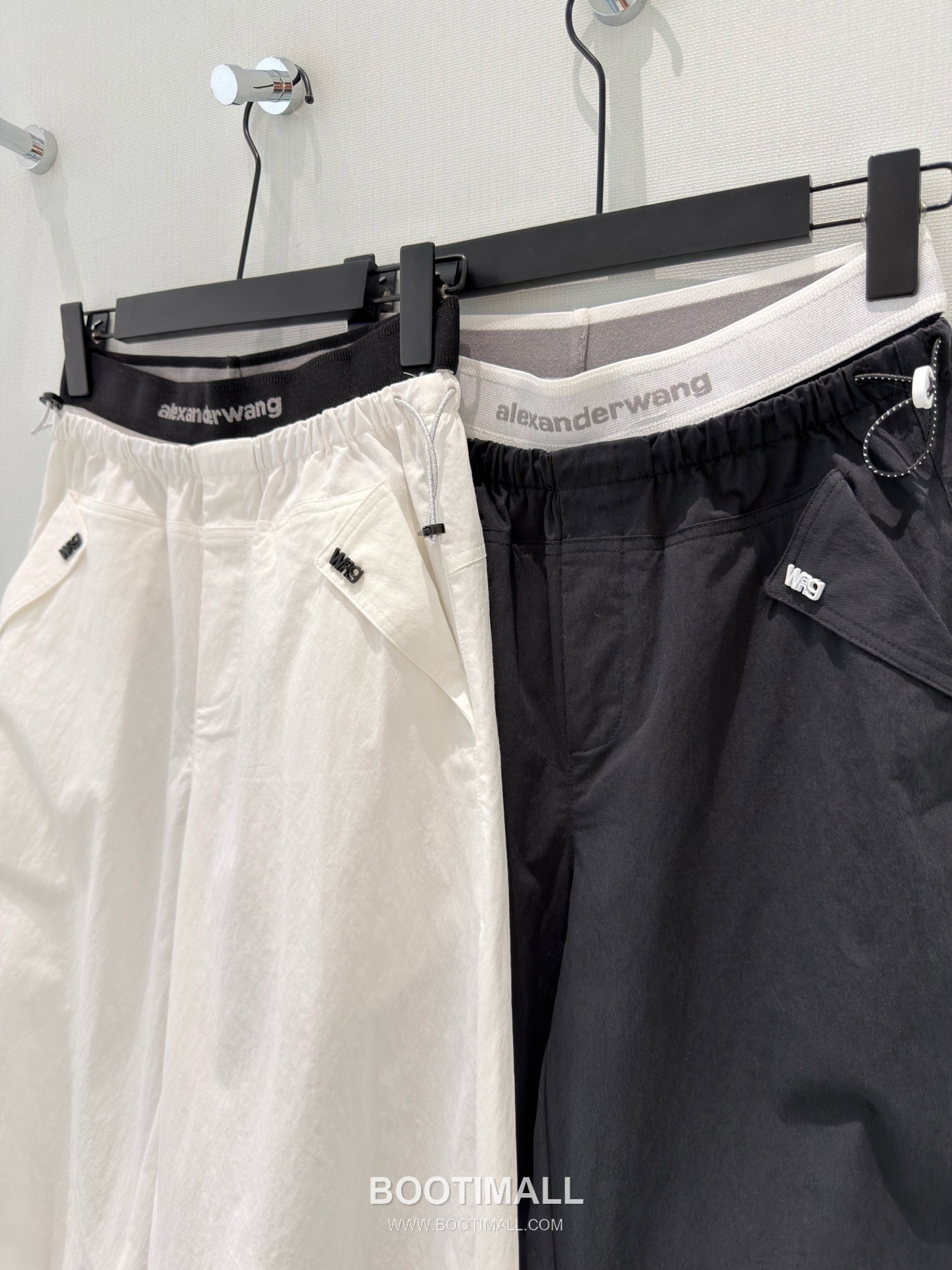 프라다 2026SS 기능성 패브릭 로고웨빙 더블웨이스트 루즈핏 카고팬츠 Prada 2026 SS Functional Fabric Logo Webbing Double Waist Loose Fit Cargo Pants 13