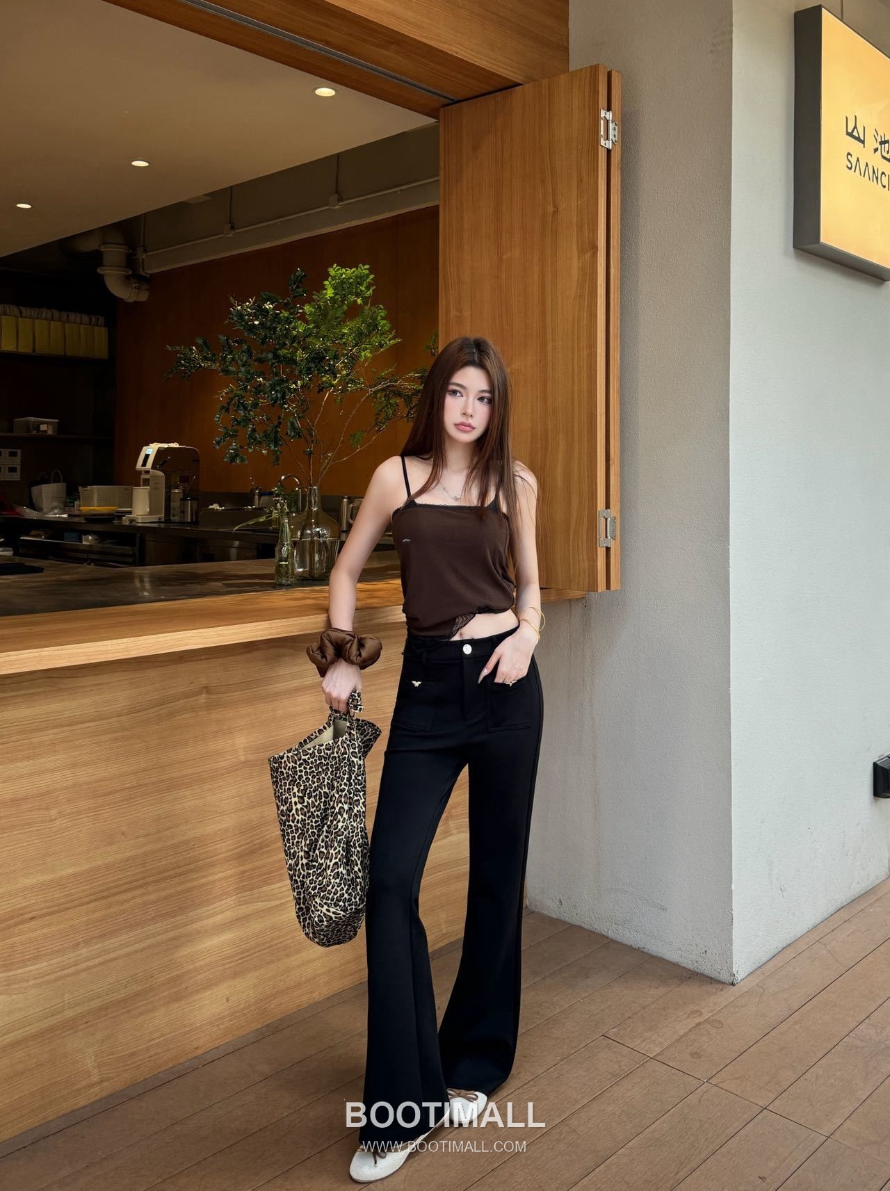 프라다 2026SS 기능성 패브릭 트라이앵글 메탈버튼 하이웨스트 부츠컷 롱팬츠 Prada 2026 SS Functional Fabric Triangle Metal Button High Waist Bootcut Long Pants 1