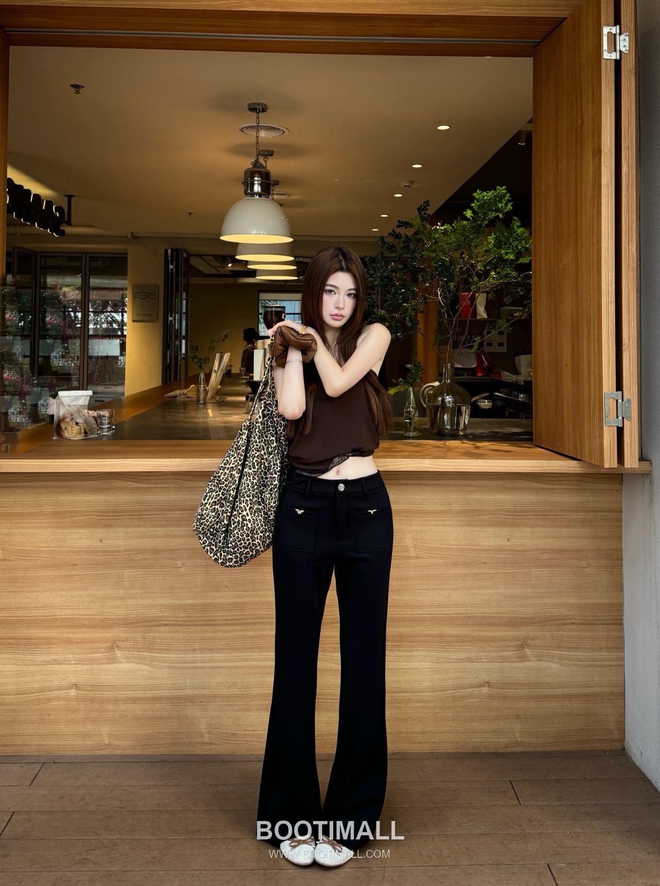 프라다 2026SS 기능성 패브릭 트라이앵글 메탈버튼 하이웨스트 부츠컷 롱팬츠 Prada 2026 SS Functional Fabric Triangle Metal Button High Waist Bootcut Long Pants 2