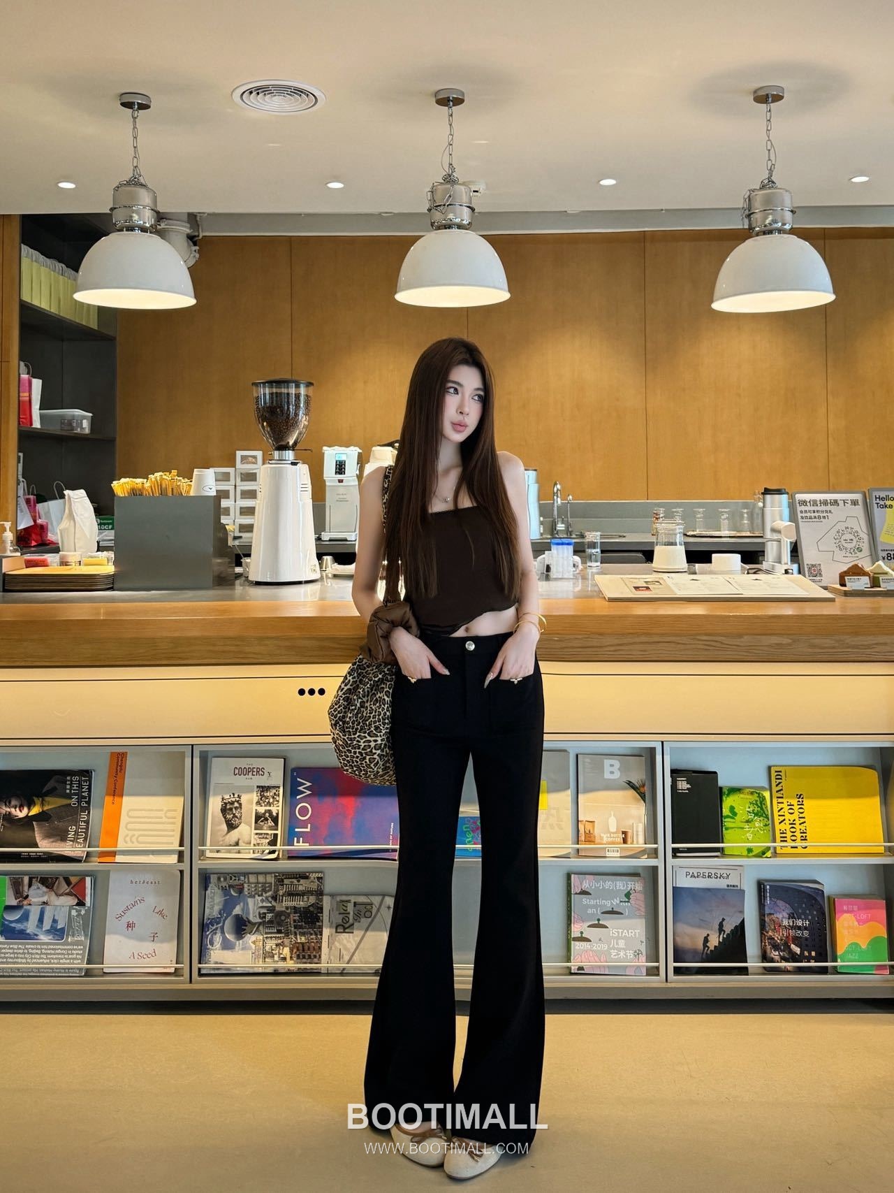 프라다 2026SS 기능성 패브릭 트라이앵글 메탈버튼 하이웨스트 부츠컷 롱팬츠 Prada 2026 SS Functional Fabric Triangle Metal Button High Waist Bootcut Long Pants 3