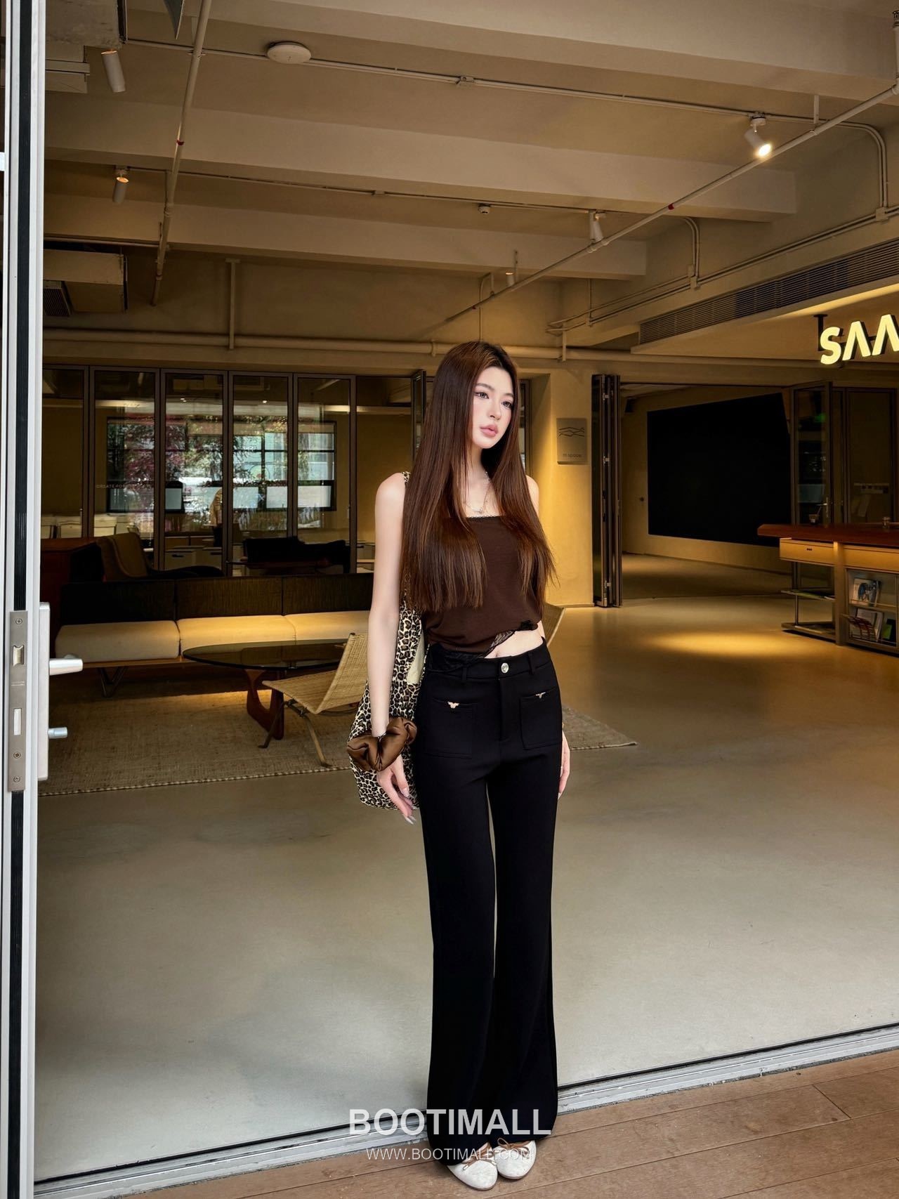 프라다 2026SS 기능성 패브릭 트라이앵글 메탈버튼 하이웨스트 부츠컷 롱팬츠 Prada 2026 SS Functional Fabric Triangle Metal Button High Waist Bootcut Long Pants 4