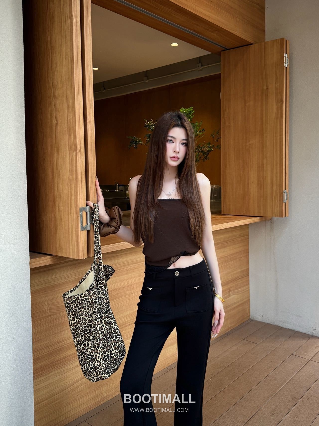 프라다 2026SS 기능성 패브릭 트라이앵글 메탈버튼 하이웨스트 부츠컷 롱팬츠 Prada 2026 SS Functional Fabric Triangle Metal Button High Waist Bootcut Long Pants 5