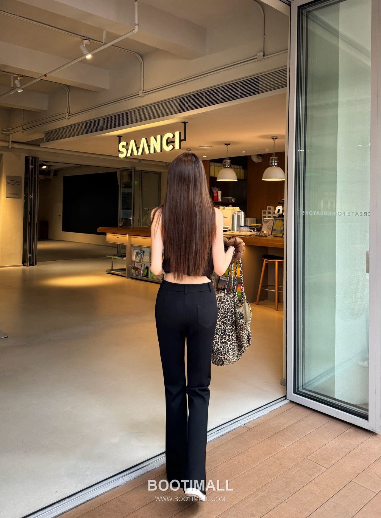 프라다 2026SS 기능성 패브릭 트라이앵글 메탈버튼 하이웨스트 부츠컷 롱팬츠 Prada 2026 SS Functional Fabric Triangle Metal Button High Waist Bootcut Long Pants 6