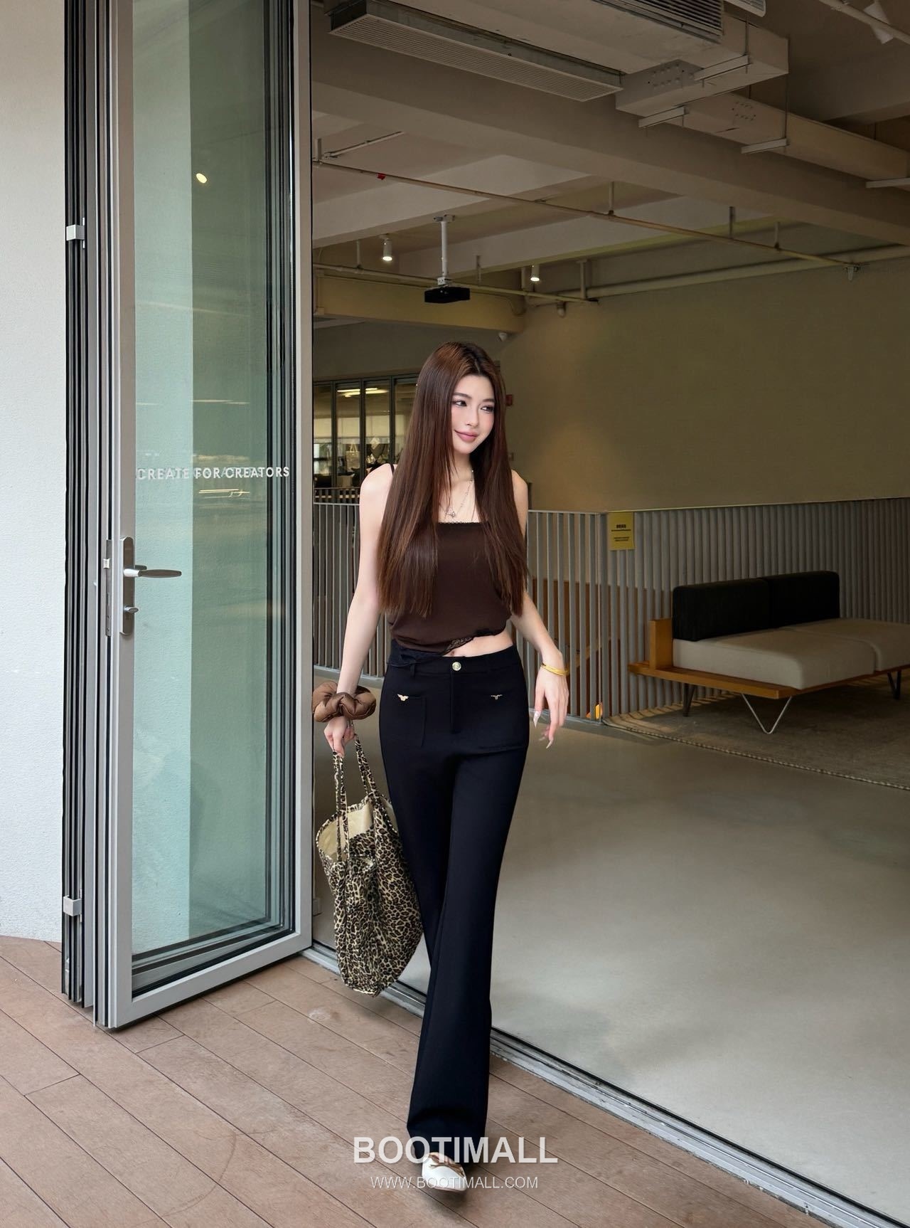 프라다 2026SS 기능성 패브릭 트라이앵글 메탈버튼 하이웨스트 부츠컷 롱팬츠 Prada 2026 SS Functional Fabric Triangle Metal Button High Waist Bootcut Long Pants 7