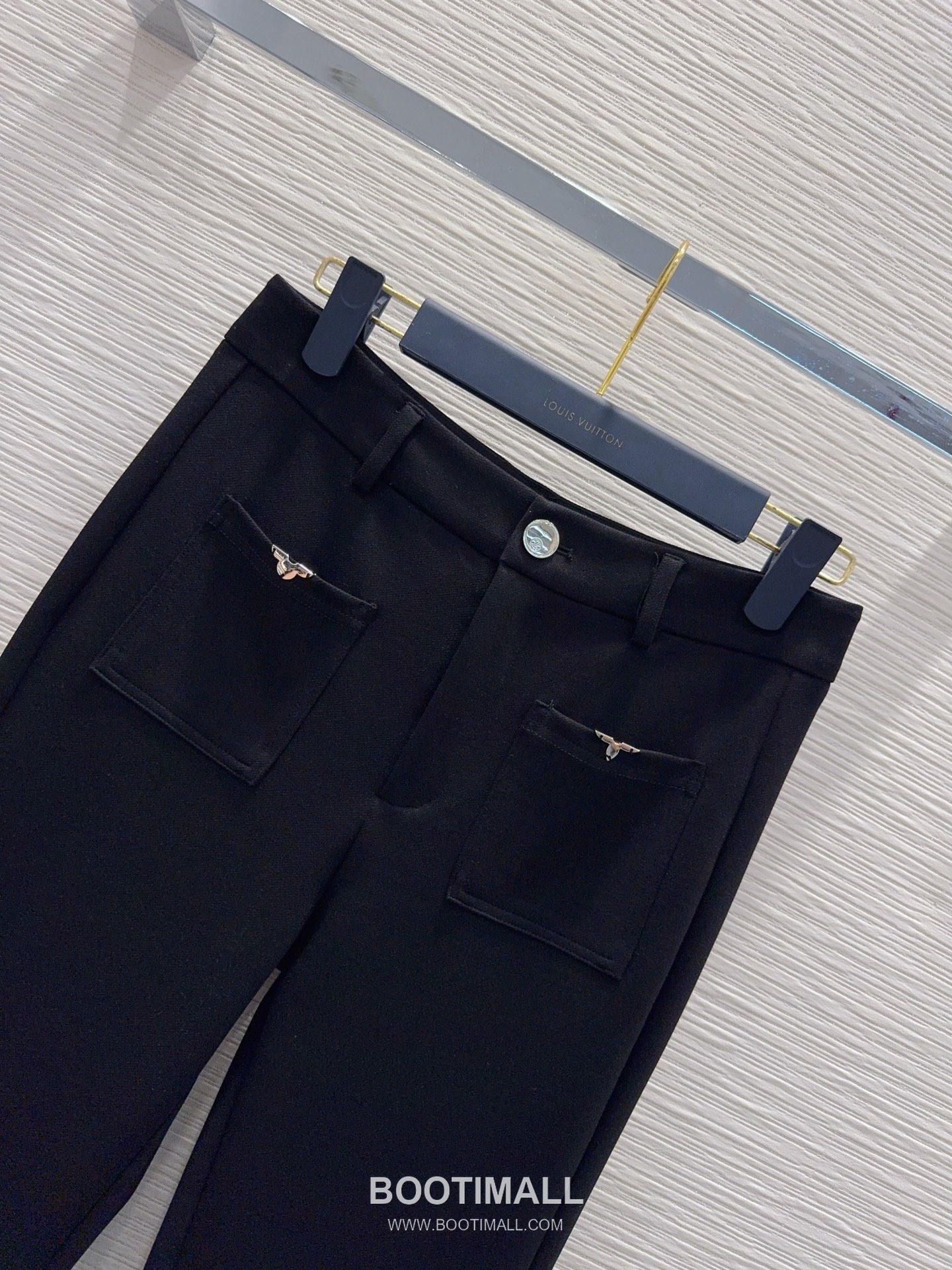 프라다 2026SS 기능성 패브릭 트라이앵글 메탈버튼 하이웨스트 부츠컷 롱팬츠 Prada 2026 SS Functional Fabric Triangle Metal Button High Waist Bootcut Long Pants 11