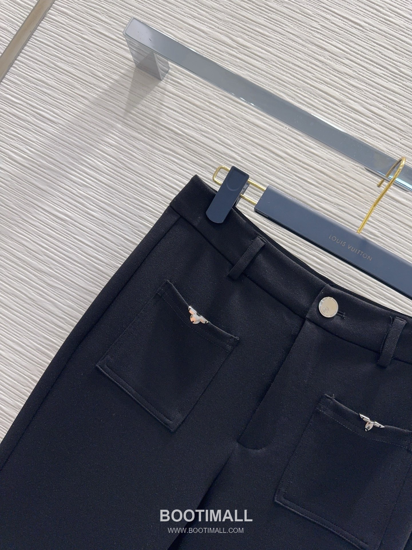 프라다 2026SS 기능성 패브릭 트라이앵글 메탈버튼 하이웨스트 부츠컷 롱팬츠 Prada 2026 SS Functional Fabric Triangle Metal Button High Waist Bootcut Long Pants 12