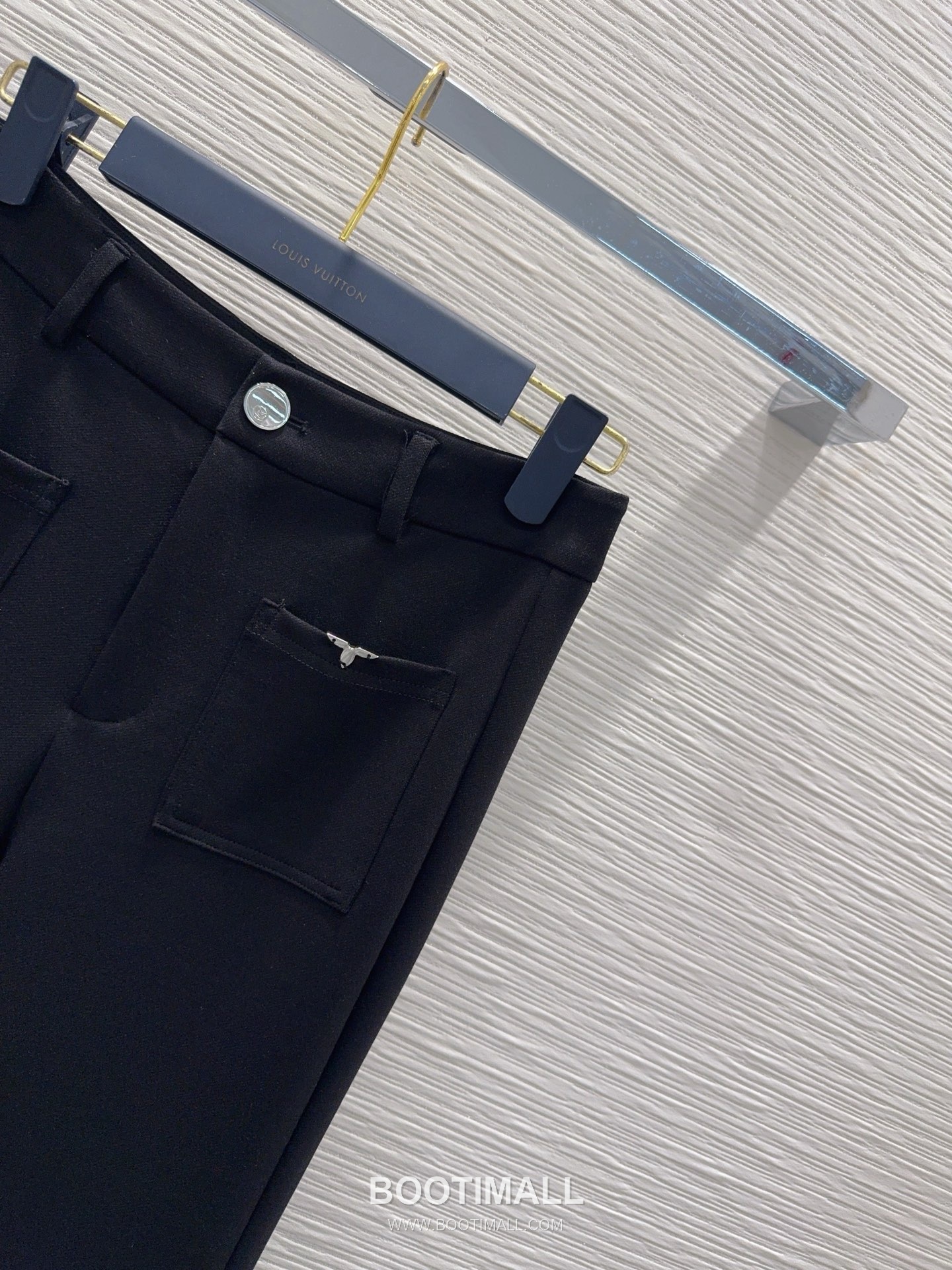 프라다 2026SS 기능성 패브릭 트라이앵글 메탈버튼 하이웨스트 부츠컷 롱팬츠 Prada 2026 SS Functional Fabric Triangle Metal Button High Waist Bootcut Long Pants 13