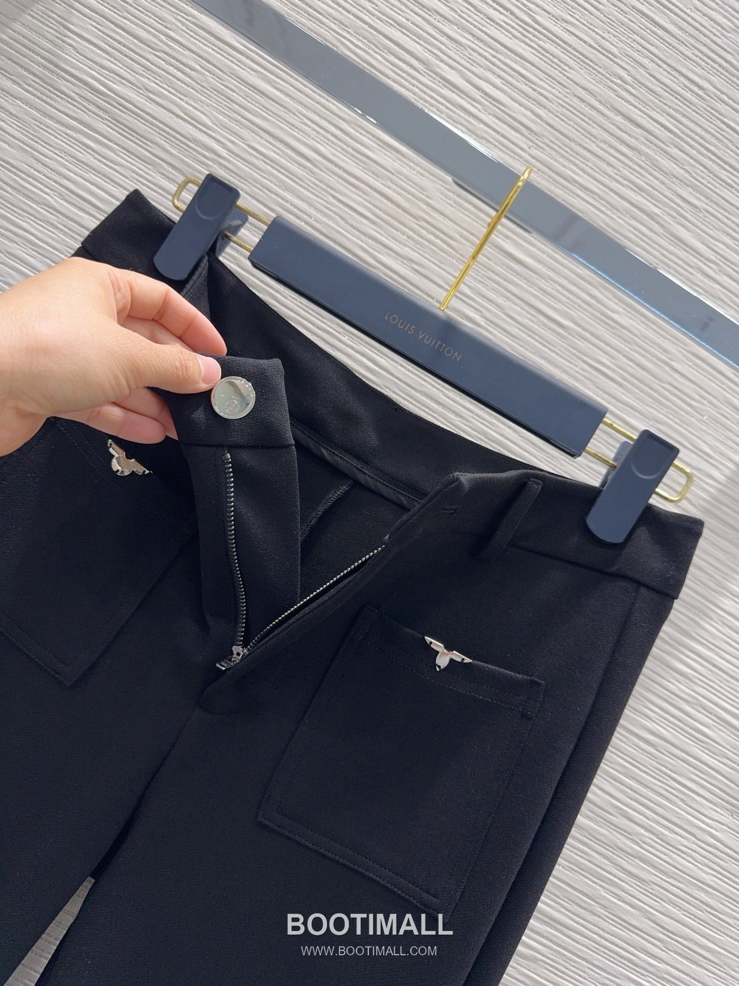 프라다 2026SS 기능성 패브릭 트라이앵글 메탈버튼 하이웨스트 부츠컷 롱팬츠 Prada 2026 SS Functional Fabric Triangle Metal Button High Waist Bootcut Long Pants 14