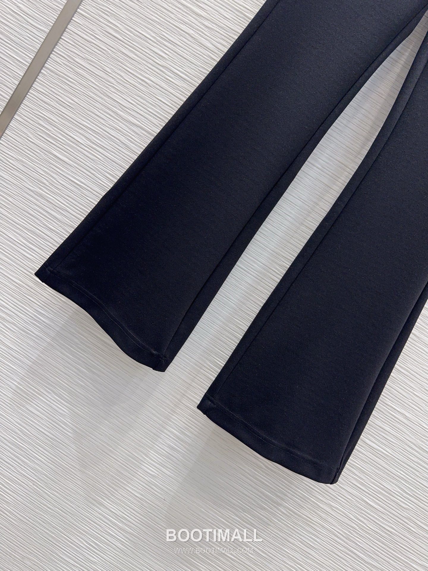 프라다 2026SS 기능성 패브릭 트라이앵글 메탈버튼 하이웨스트 부츠컷 롱팬츠 Prada 2026 SS Functional Fabric Triangle Metal Button High Waist Bootcut Long Pants 15